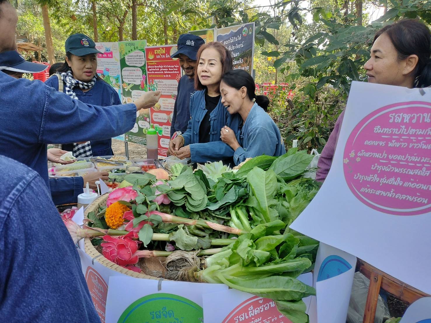 🌾🌻พช.กำแพงเพชร จัดกิจกรรมเอามื้อสามัคคี ทำความดี ถวายเป็นพระราชกุศล และจัดกิจกรรมวันดินโลก 2567