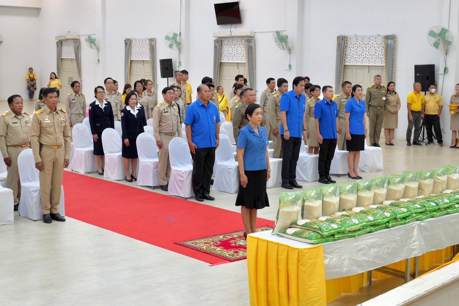 พช.กำแพงเพชร ร่วมพิธีมอบข้าวสารตามโครงการสภาเกษตรกรแห่งชาติ และสภาเกษตรกรจังหวัดร่วมใจภักดิ์ถวายความจงรักภักดี น้อมเกล้าฯ ถวายข้าวสารเพื่อถวายเป็นพระราชกุศล