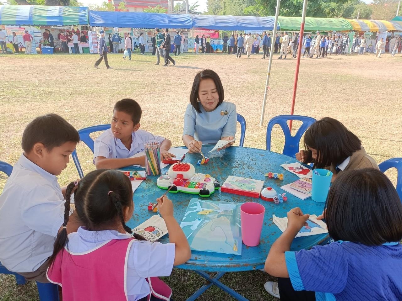พช.กำแพงเพชร ร่วมการออกหน่วยบำบัดทุกข์ บำรุงสุขสร้างรอยยิ้มให้ประชาชน ในพื้นที่อำเภอปางศิลาทอง
