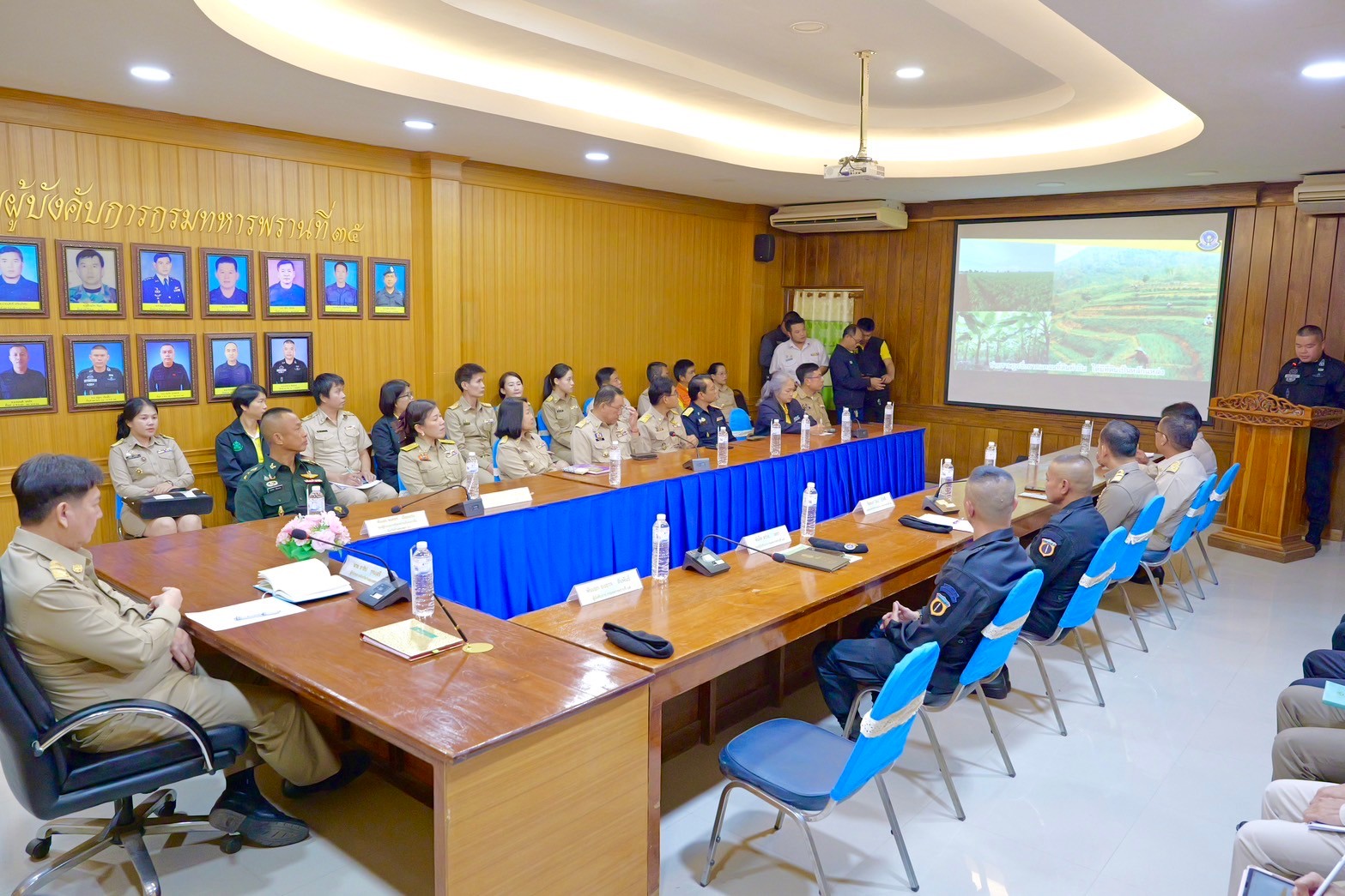 พช.กำแพงเพชร ลงพื้นที่เยี่ยมชมกรมทหารพรานที่ 35 เพื่อรับฟังรับทราบ และข้อเสนอแนะในการบริหารจัดการ แก้ไข ปัญหา และอุปสรรคในการทำงานร่วมกันกับทุกส่วนราชการ