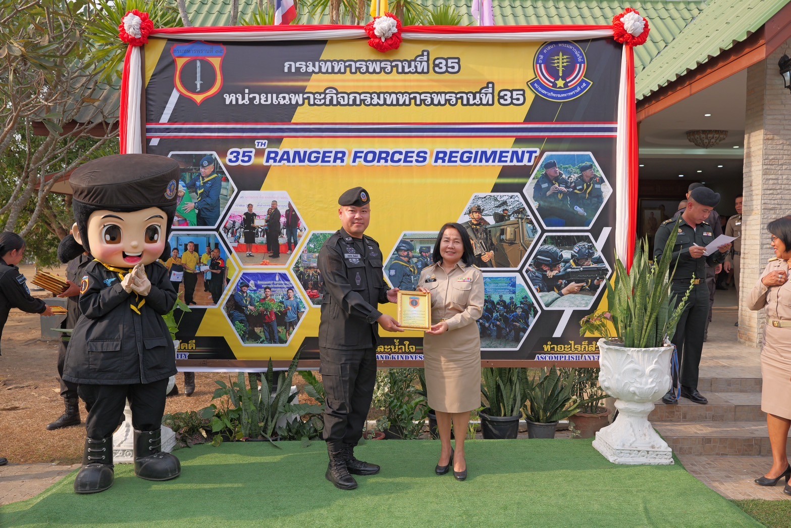 พช.กำแพงเพชร ลงพื้นที่เยี่ยมชมกรมทหารพรานที่ 35 เพื่อรับฟังรับทราบ และข้อเสนอแนะในการบริหารจัดการ แก้ไข ปัญหา และอุปสรรคในการทำงานร่วมกันกับทุกส่วนราชการ