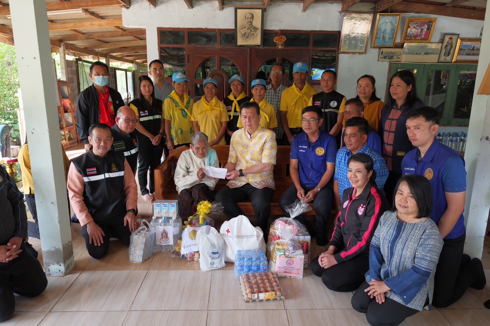พช.กำแพงเพชร เข้าร่วมกิจกรรมเยี่ยมบ้าน สร้างขวัญกำลังใจ ผู้สูงอายุ 100 ปี ขึ้นไป ในพื้นที่อำเภอทรายทองวัฒนา