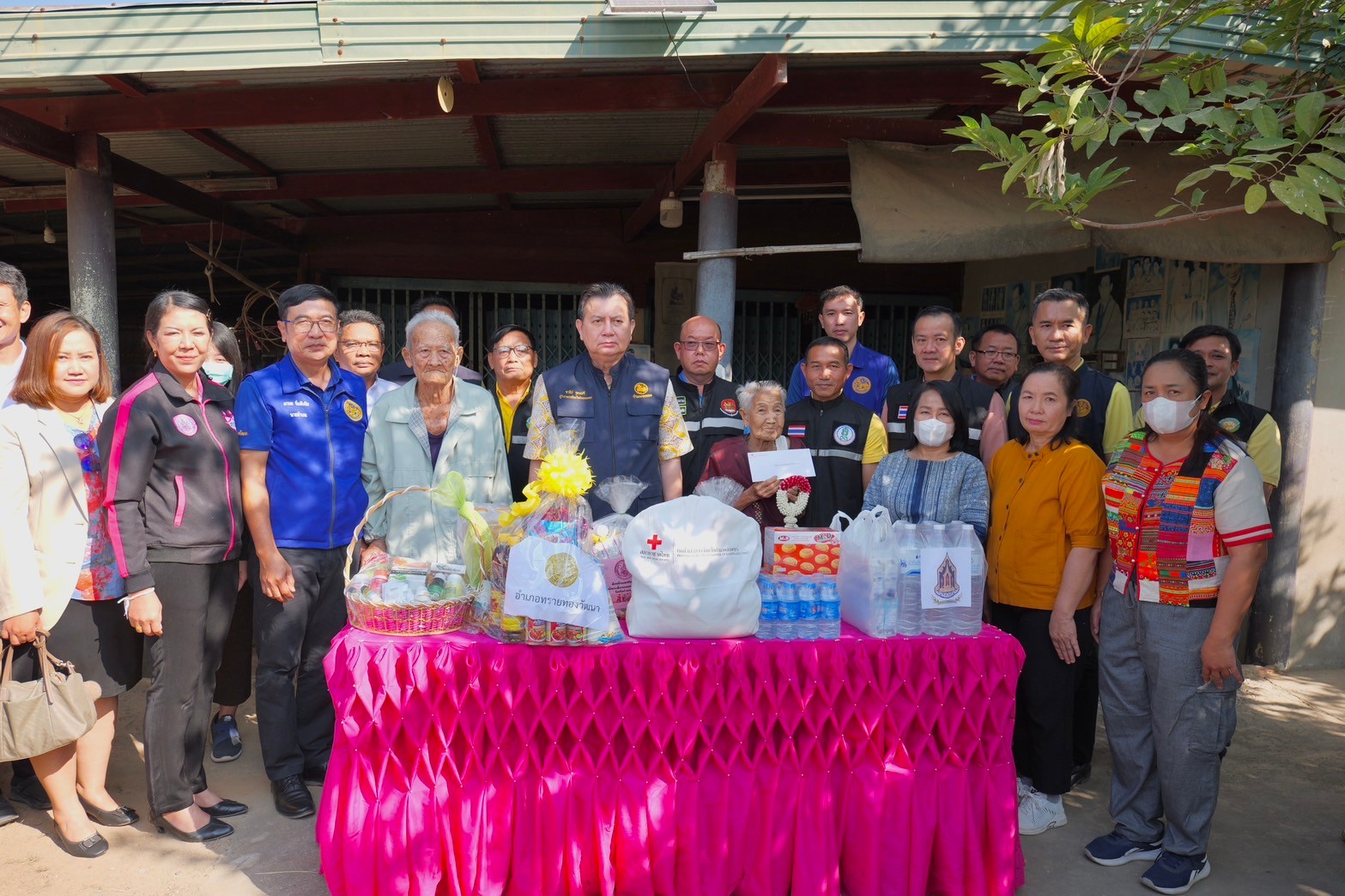 พช.กำแพงเพชร เข้าร่วมกิจกรรมเยี่ยมบ้าน สร้างขวัญกำลังใจ ผู้สูงอายุ 100 ปี ขึ้นไป ในพื้นที่อำเภอทรายทองวัฒนา