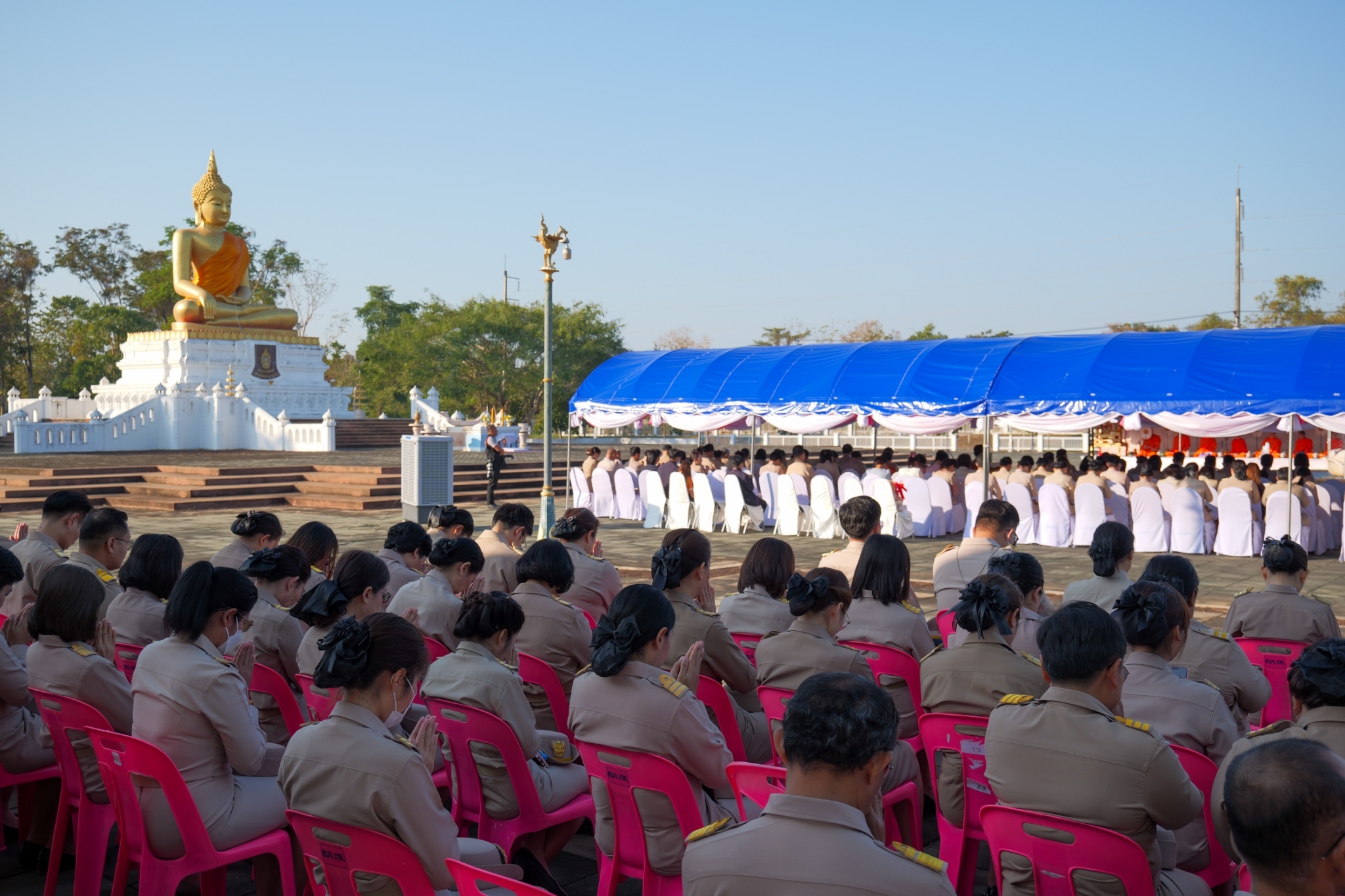 พช.กำแพงเพชร ร่วมกิจกรรมเคารพธงชาติไทย กล่าวคำปฏิญาณตนและร่วมเปลี่ยนผ้าห่มพระใหญ่ เพื่อความเป็นสิริมงคล เนื่องในวันขึ้นปีใหม่ พุทธศักราช 2568