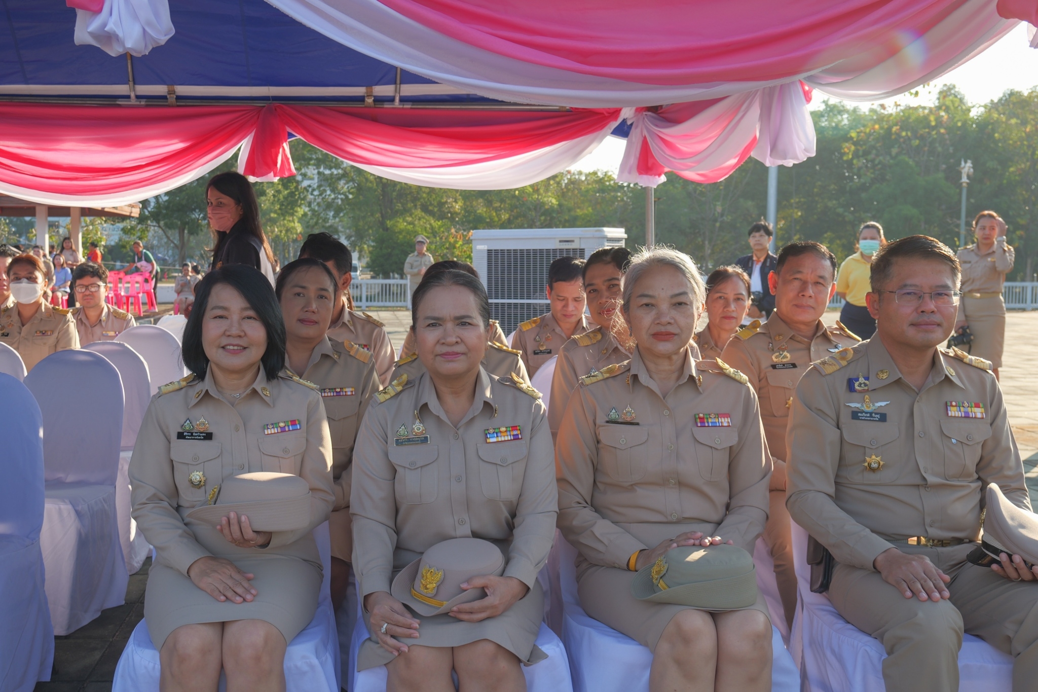 พช.กำแพงเพชร ร่วมกิจกรรมเคารพธงชาติไทย กล่าวคำปฏิญาณตนและร่วมเปลี่ยนผ้าห่มพระใหญ่ เพื่อความเป็นสิริมงคล เนื่องในวันขึ้นปีใหม่ พุทธศักราช 2568