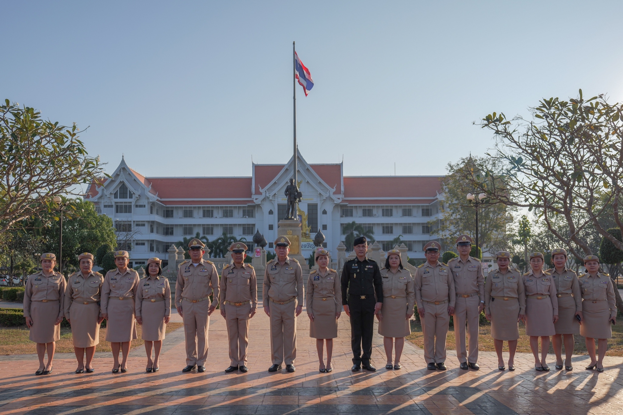 พช.กำแพงเพชร ร่วมกิจกรรมเคารพธงชาติไทย กล่าวคำปฏิญาณตนและร่วมเปลี่ยนผ้าห่มพระใหญ่ เพื่อความเป็นสิริมงคล เนื่องในวันขึ้นปีใหม่ พุทธศักราช 2568