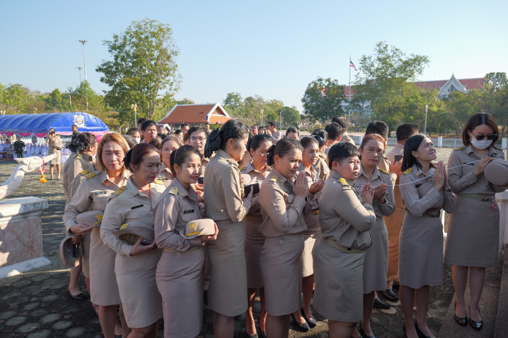 พช.กำแพงเพชร ร่วมกิจกรรมเคารพธงชาติไทย กล่าวคำปฏิญาณตนและร่วมเปลี่ยนผ้าห่มพระใหญ่ เพื่อความเป็นสิริมงคล เนื่องในวันขึ้นปีใหม่ พุทธศักราช 2568