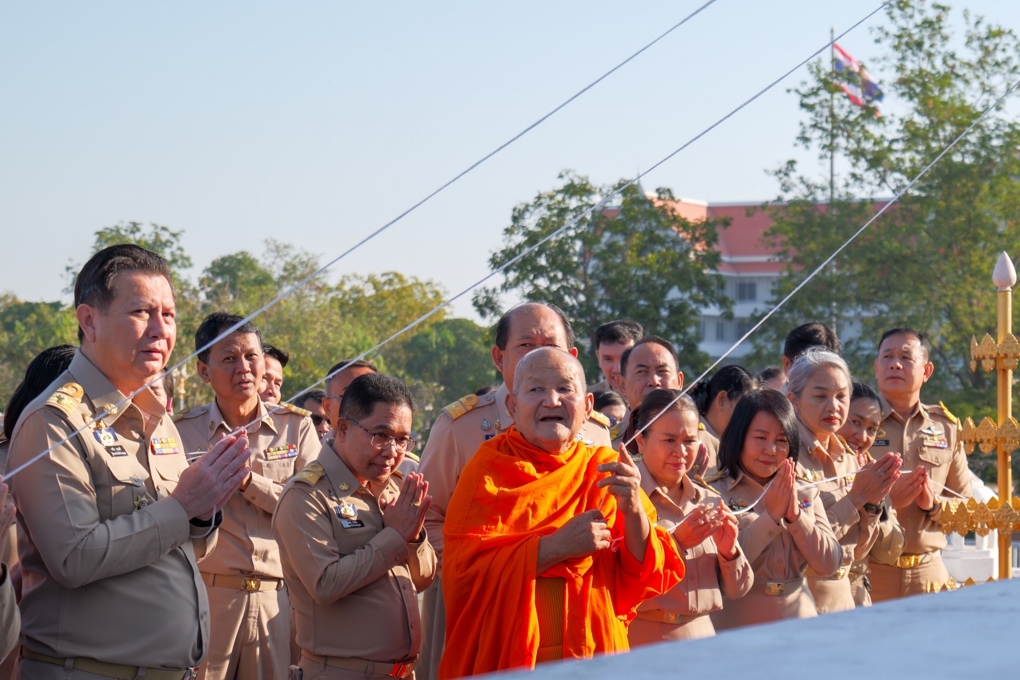 พช.กำแพงเพชร ร่วมกิจกรรมเคารพธงชาติไทย กล่าวคำปฏิญาณตนและร่วมเปลี่ยนผ้าห่มพระใหญ่ เพื่อความเป็นสิริมงคล เนื่องในวันขึ้นปีใหม่ พุทธศักราช 2568