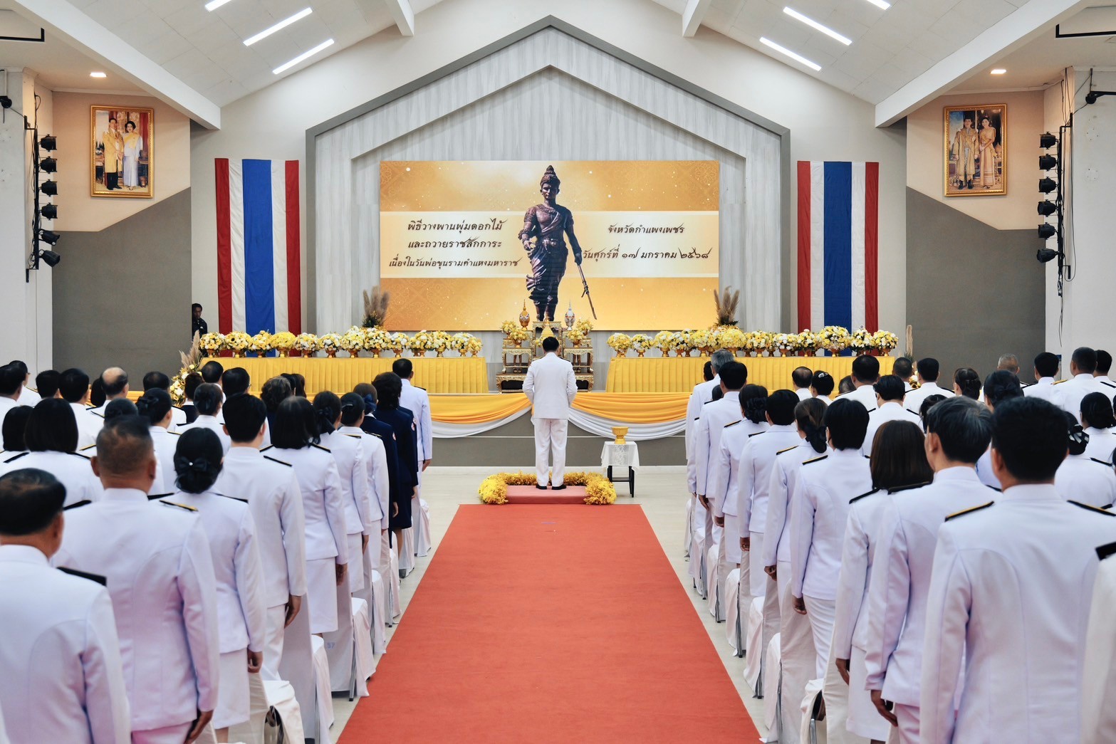พช.กำแพงเพชร ร่วมพิธีวางพานพุ่มดอกไม้สด เนื่องในวันพ่อขุนรามคำแหงมหาราช ประจำปี 2568