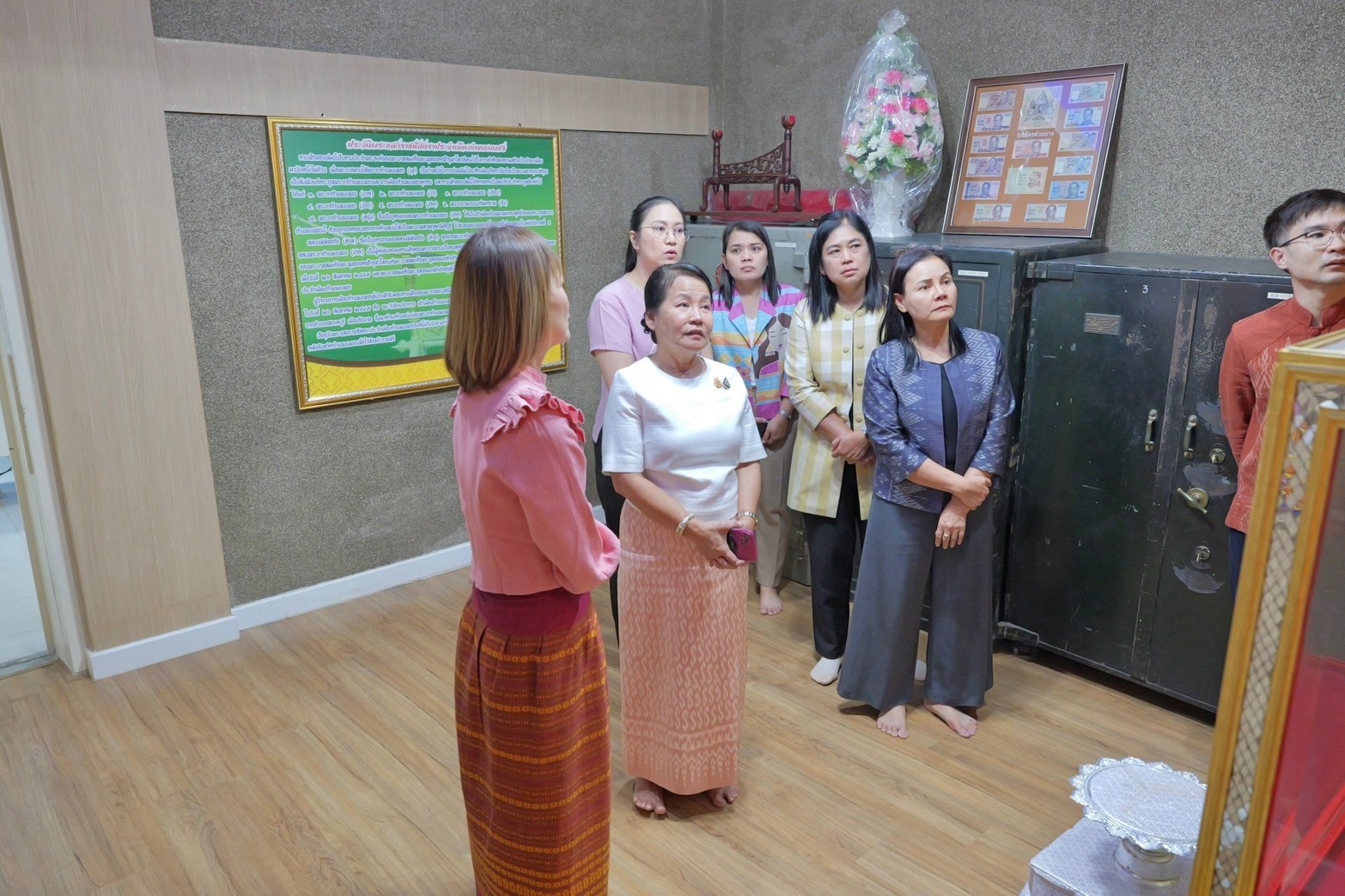 พช.กำแพงเพชร นำทีมเข้าชมพระแสงราชศัสตราประจำเมืองกำแพงเพชร