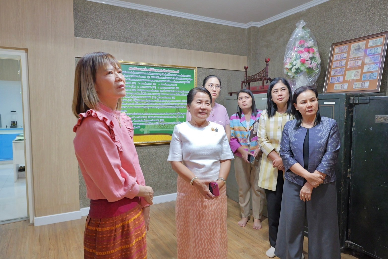 พช.กำแพงเพชร นำทีมเข้าชมพระแสงราชศัสตราประจำเมืองกำแพงเพชร