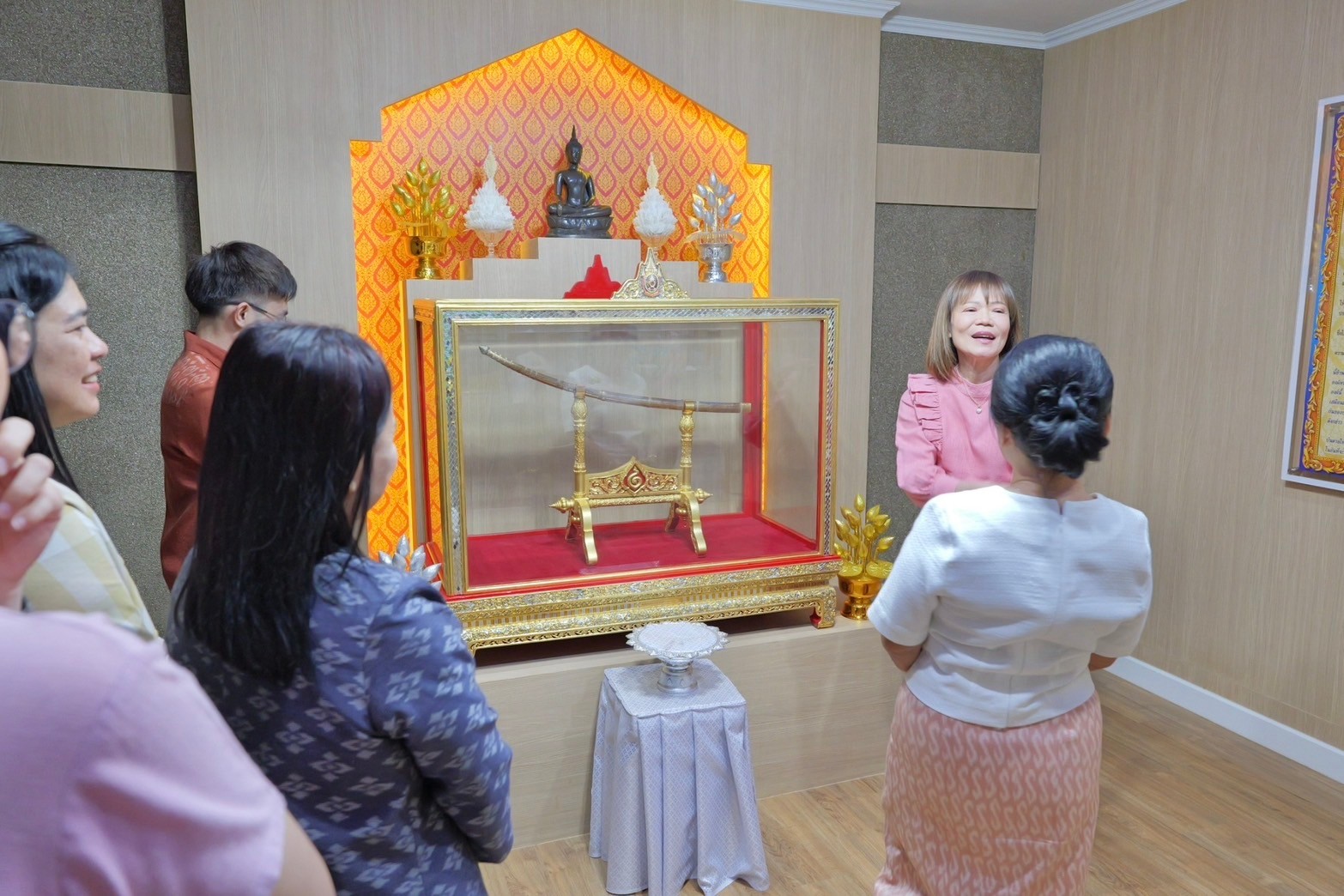 พช.กำแพงเพชร นำทีมเข้าชมพระแสงราชศัสตราประจำเมืองกำแพงเพชร