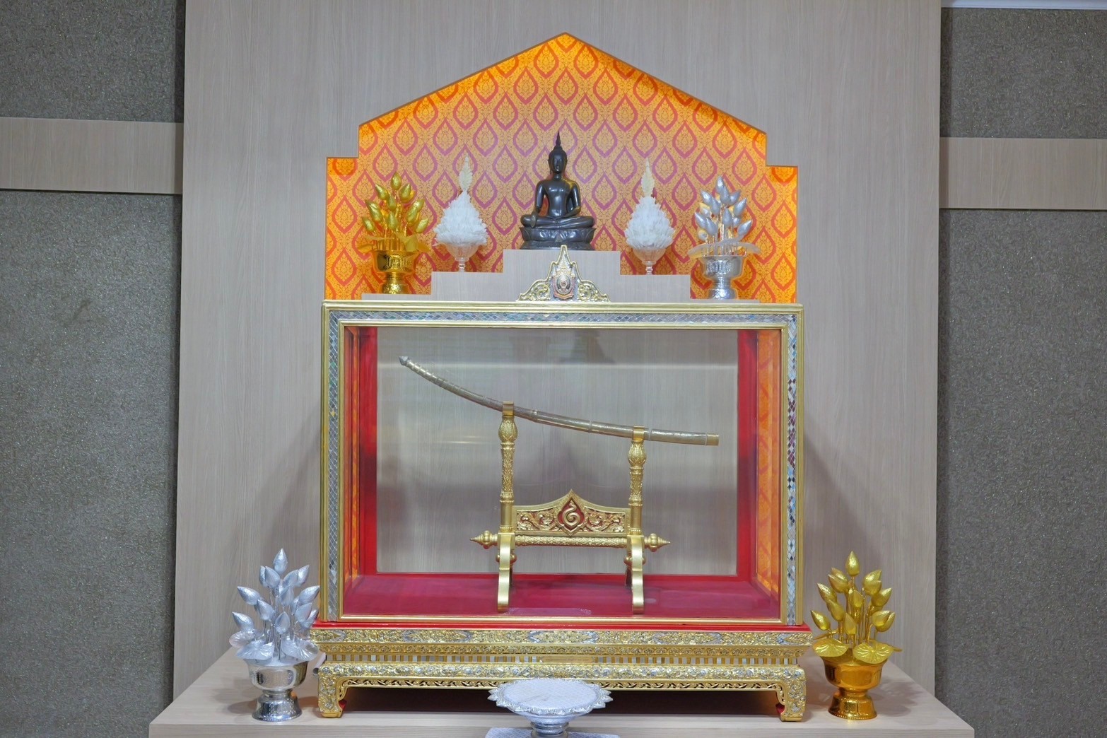 พช.กำแพงเพชร นำทีมเข้าชมพระแสงราชศัสตราประจำเมืองกำแพงเพชร