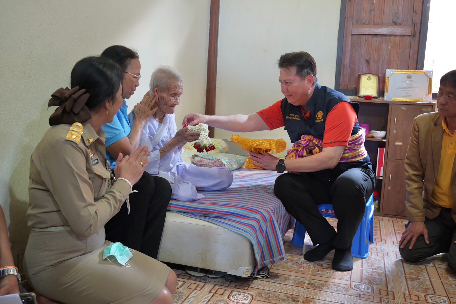 พช.กำแพงเพชร ร่วมกิจกรรมเยี่ยมบ้าน สร้างขวัญกำลังใจ ผู้สูงอายุ 100 ปี ขึ้นไป ในพื้นที่อำเภอคลองขลุงและอำเภอคลองลาน