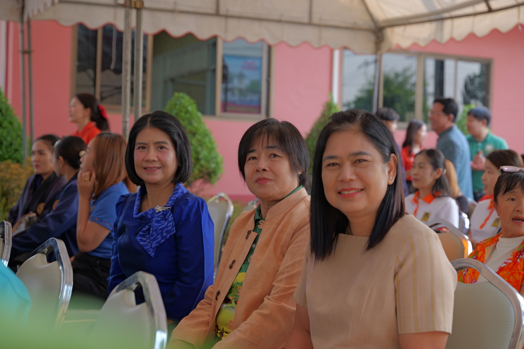 พช.กำแพงเพชร ร่วมส่งมอบตู้เย็นและเตารีด เพื่อสนับสนุนของรางวัล การออกร้านกาชาด ในงานประเพณี “นบพระ – เล่นเพลง และงานกาชาดจังหวัดกำแพงเพชร” ประจำปี 2568