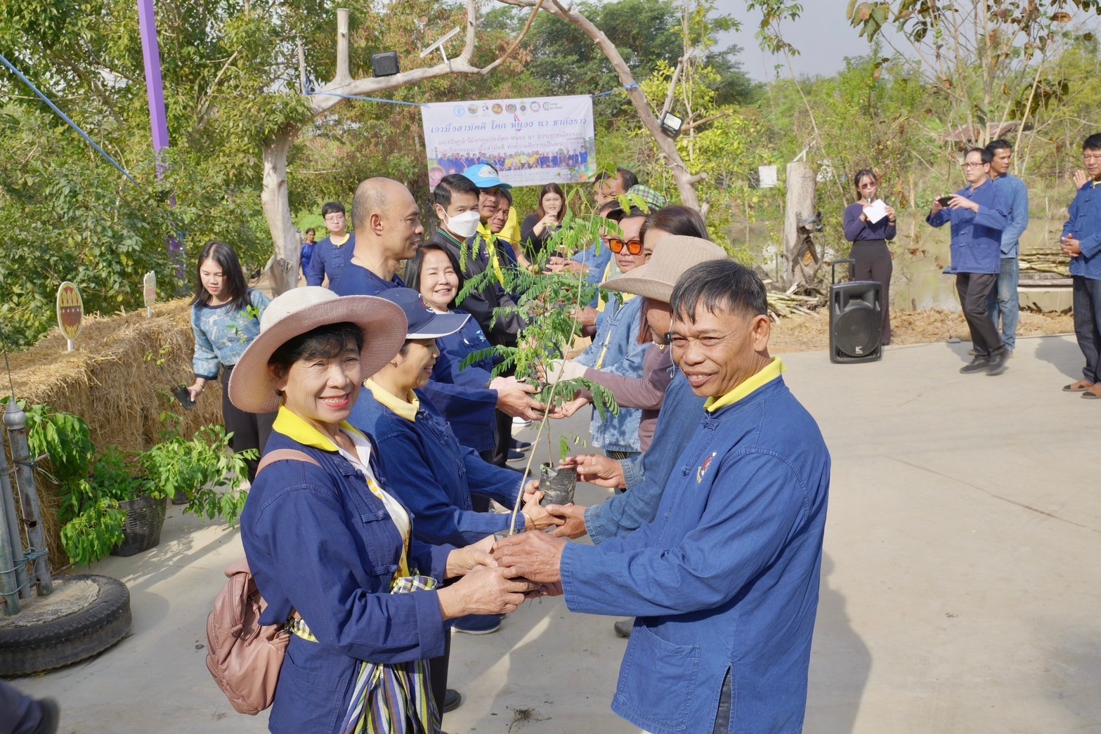 พช.กำแพงเพชร จัดกิจกรรมเอามื้อสามัคคี ทำความดีถวายเป็นพระราชกุศล และกิจกรรมวันดินโลก ระดับจังหวัด ประจำเดือนมกราคม 2568