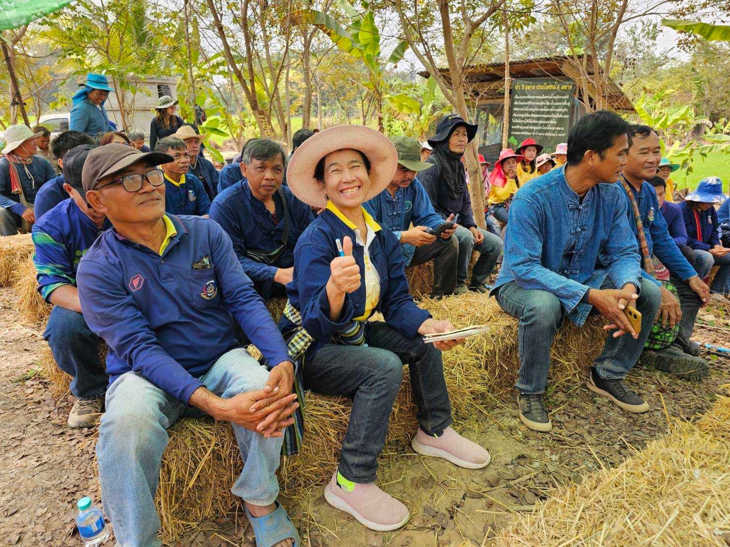 พช.กำแพงเพชร จัดกิจกรรมเอามื้อสามัคคี ทำความดีถวายเป็นพระราชกุศล และกิจกรรมวันดินโลก ระดับจังหวัด ประจำเดือนมกราคม 2568