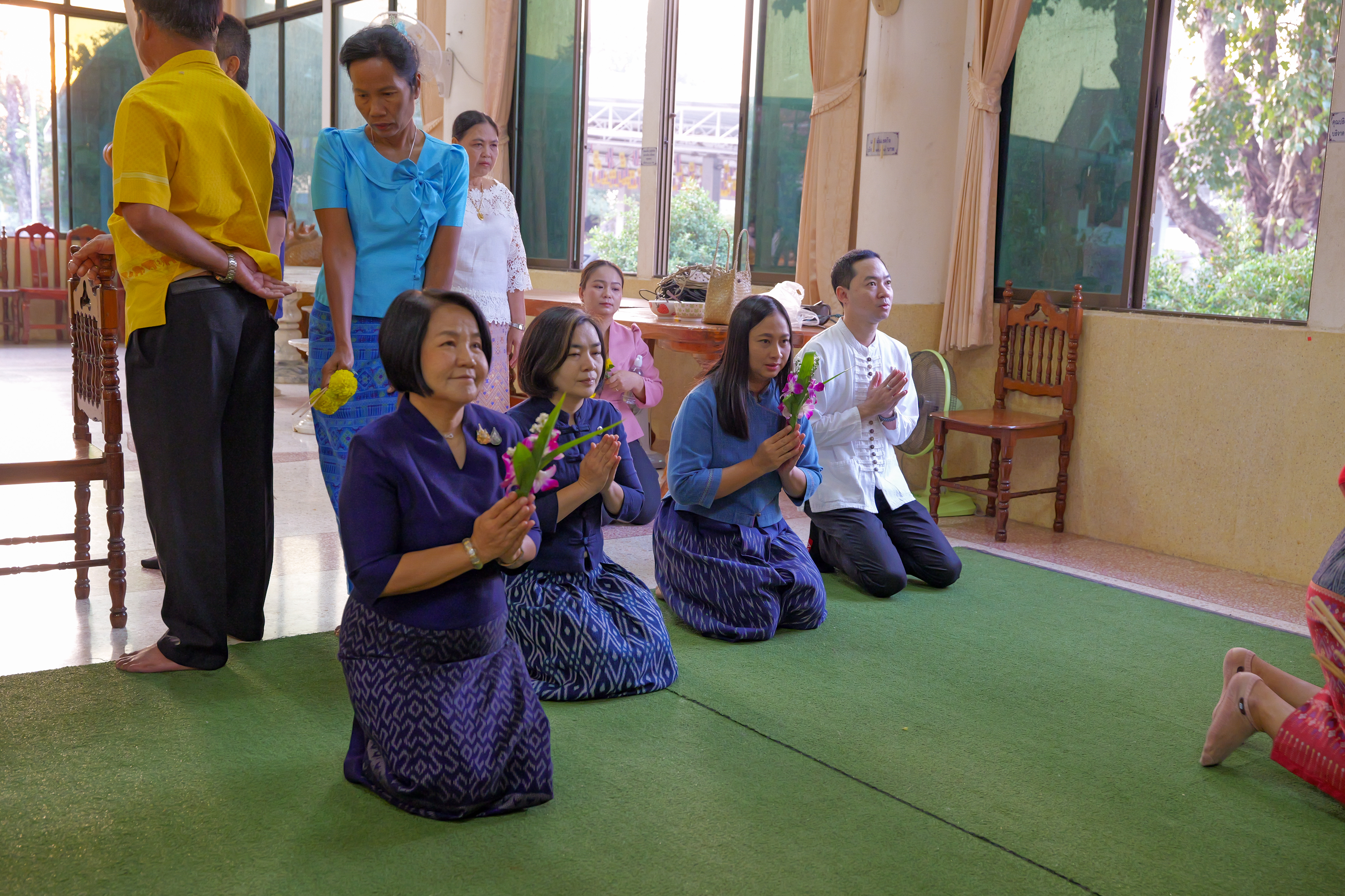 พช.กำแพงเพชร ร่วมกิจกรรมทำบุญตักบาตรพระสงฆ์ ตามโครงการ จังหวัดกำแพงเพชร หิ้วตะกร้า แต่งผ้าไทย ไปวัด ที่อำเภอไทรงาม