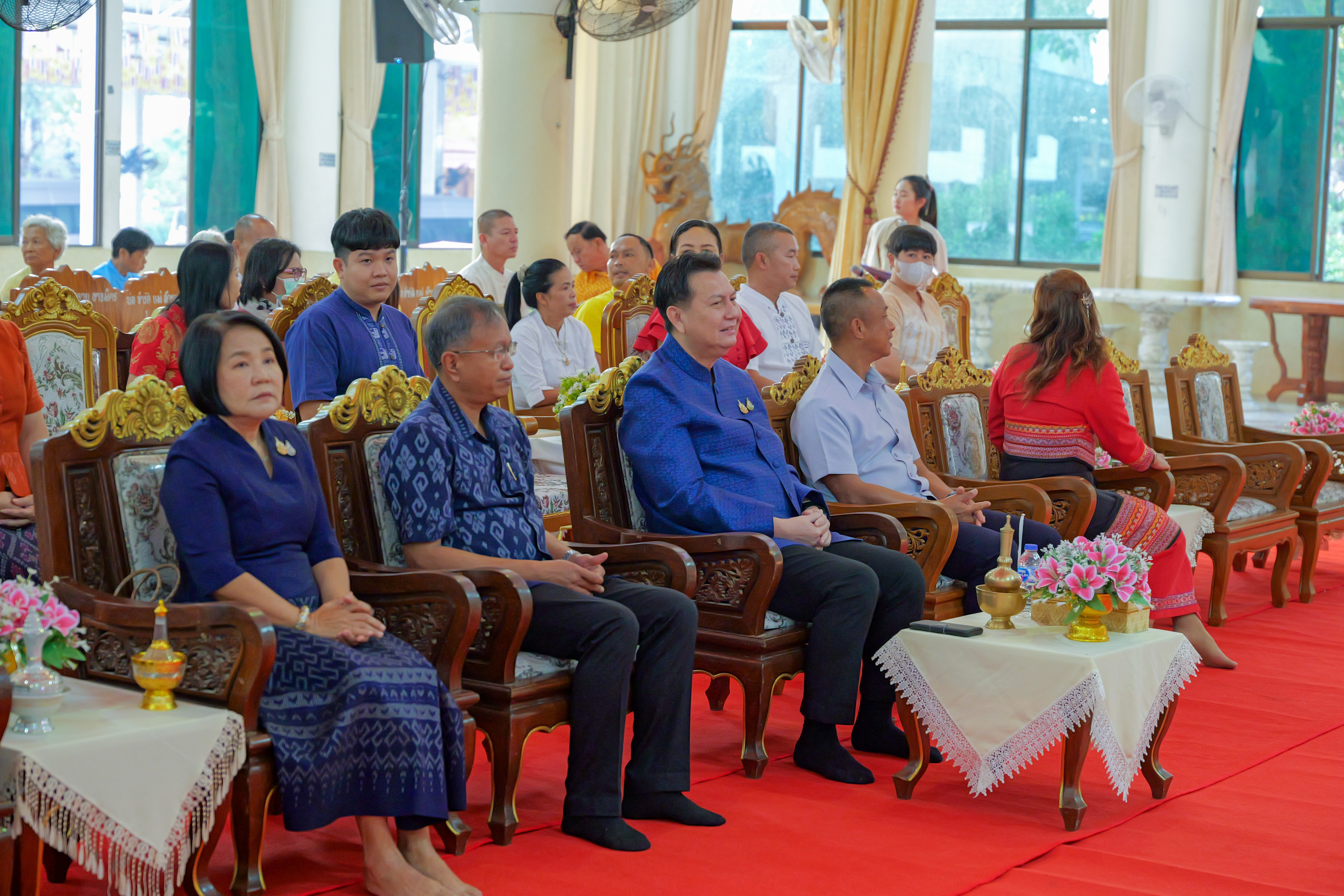 พช.กำแพงเพชร ร่วมกิจกรรมทำบุญตักบาตรพระสงฆ์ ตามโครงการ จังหวัดกำแพงเพชร หิ้วตะกร้า แต่งผ้าไทย ไปวัด ที่อำเภอไทรงาม