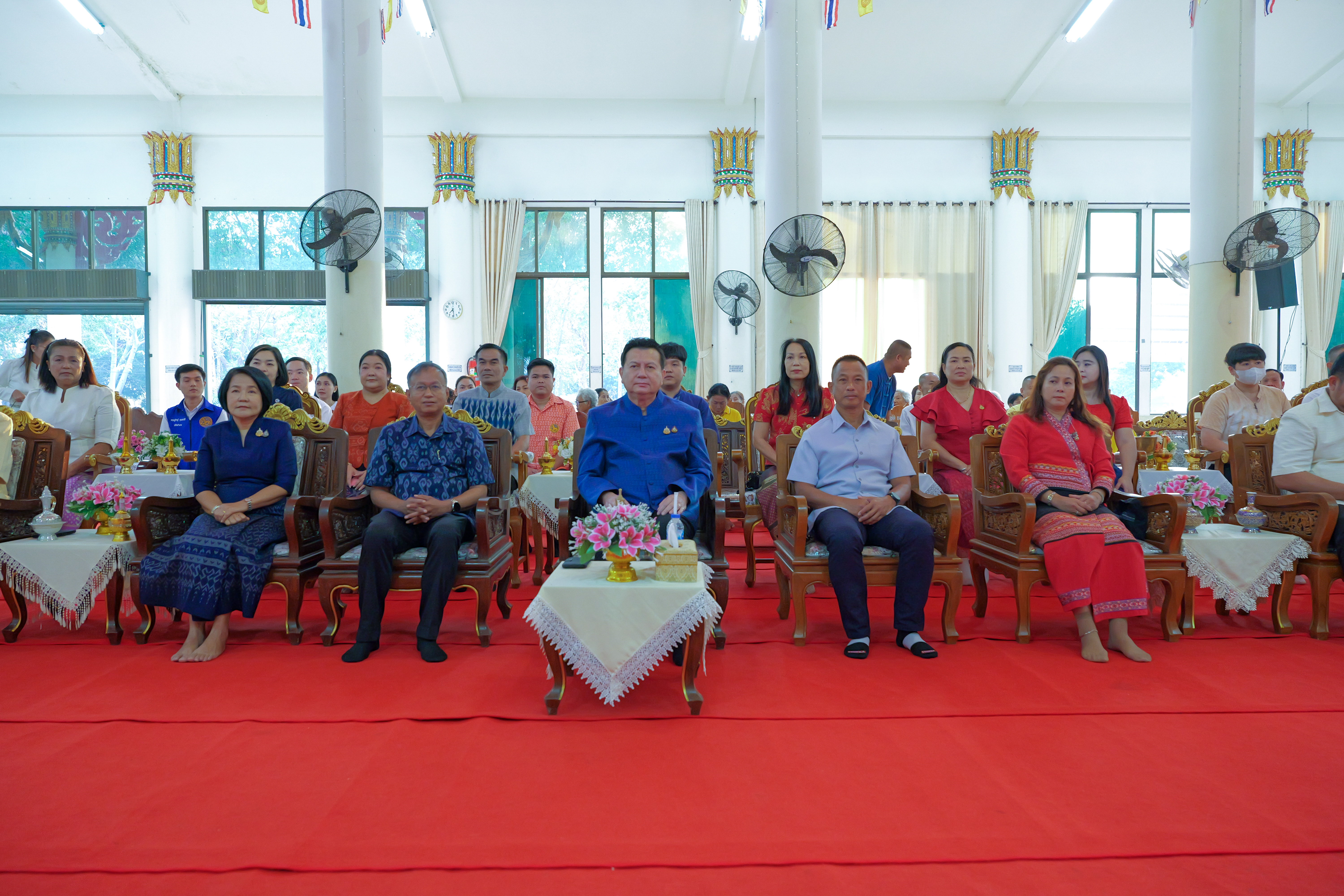 พช.กำแพงเพชร ร่วมกิจกรรมทำบุญตักบาตรพระสงฆ์ ตามโครงการ จังหวัดกำแพงเพชร หิ้วตะกร้า แต่งผ้าไทย ไปวัด ที่อำเภอไทรงาม