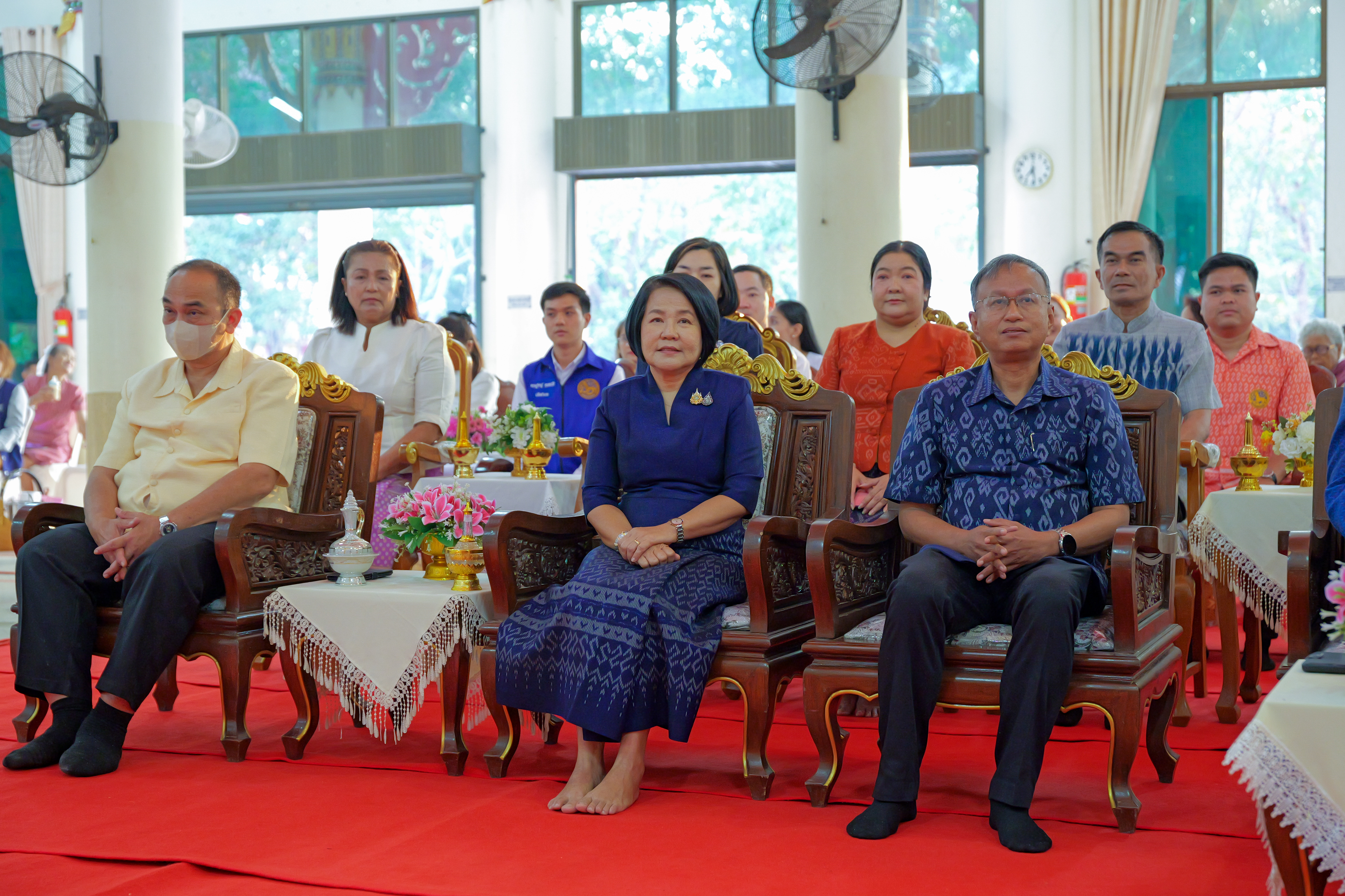 พช.กำแพงเพชร ร่วมกิจกรรมทำบุญตักบาตรพระสงฆ์ ตามโครงการ จังหวัดกำแพงเพชร หิ้วตะกร้า แต่งผ้าไทย ไปวัด ที่อำเภอไทรงาม