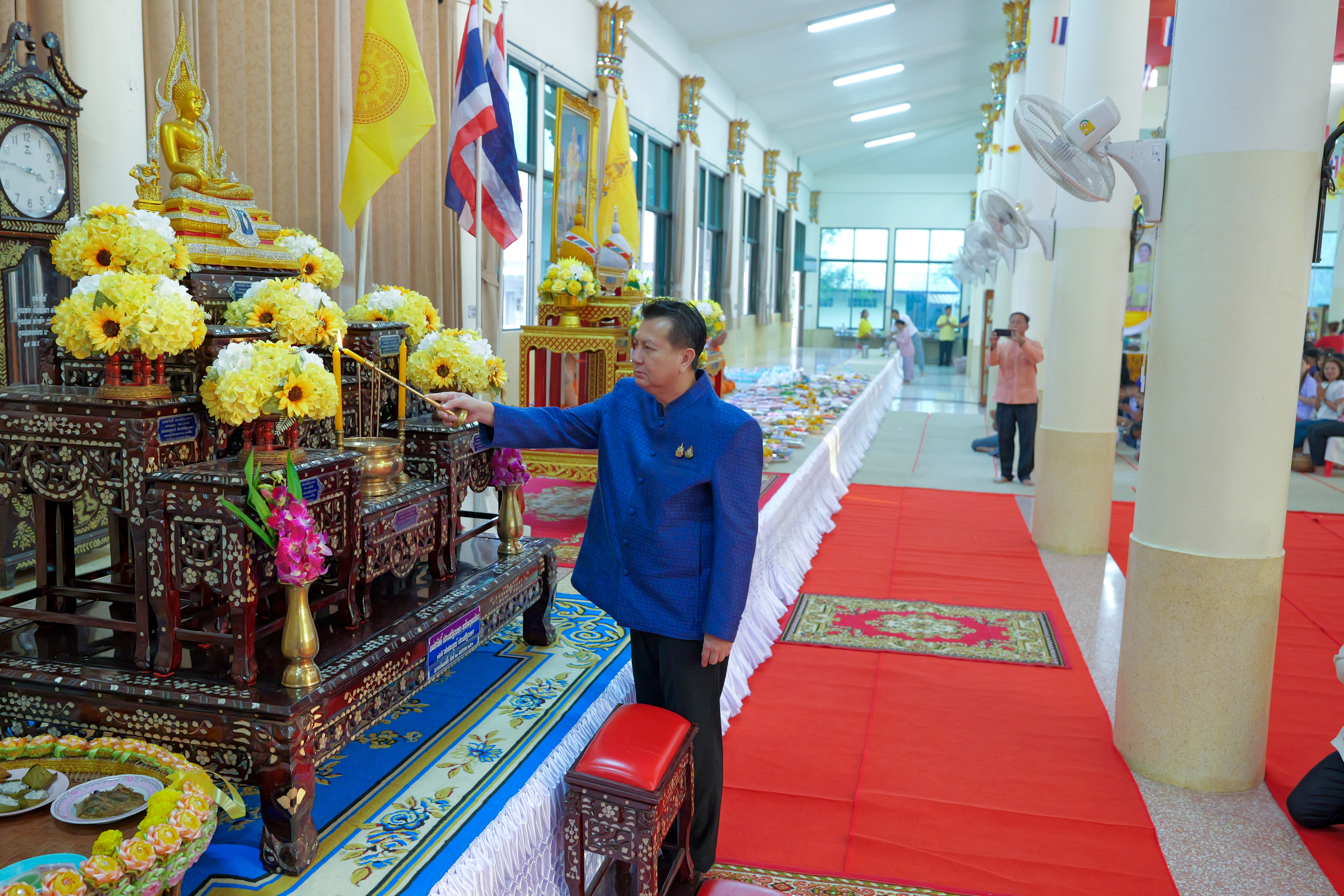 พช.กำแพงเพชร ร่วมกิจกรรมทำบุญตักบาตรพระสงฆ์ ตามโครงการ จังหวัดกำแพงเพชร หิ้วตะกร้า แต่งผ้าไทย ไปวัด ที่อำเภอไทรงาม