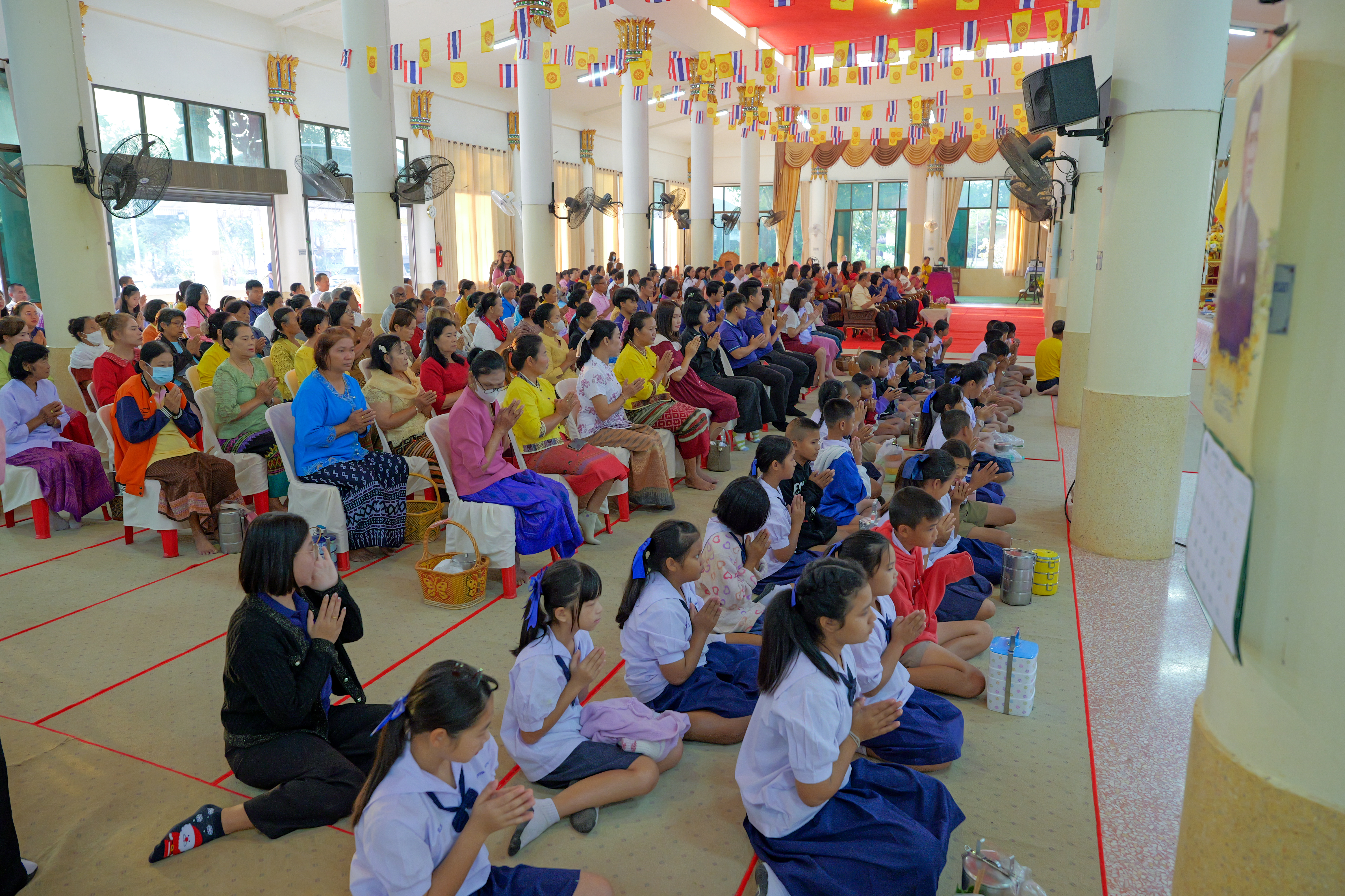 พช.กำแพงเพชร ร่วมกิจกรรมทำบุญตักบาตรพระสงฆ์ ตามโครงการ จังหวัดกำแพงเพชร หิ้วตะกร้า แต่งผ้าไทย ไปวัด ที่อำเภอไทรงาม