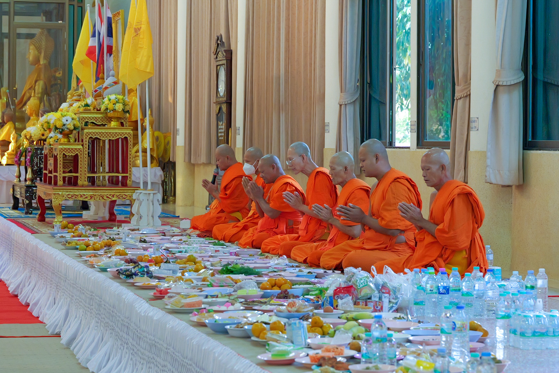 พช.กำแพงเพชร ร่วมกิจกรรมทำบุญตักบาตรพระสงฆ์ ตามโครงการ จังหวัดกำแพงเพชร หิ้วตะกร้า แต่งผ้าไทย ไปวัด ที่อำเภอไทรงาม