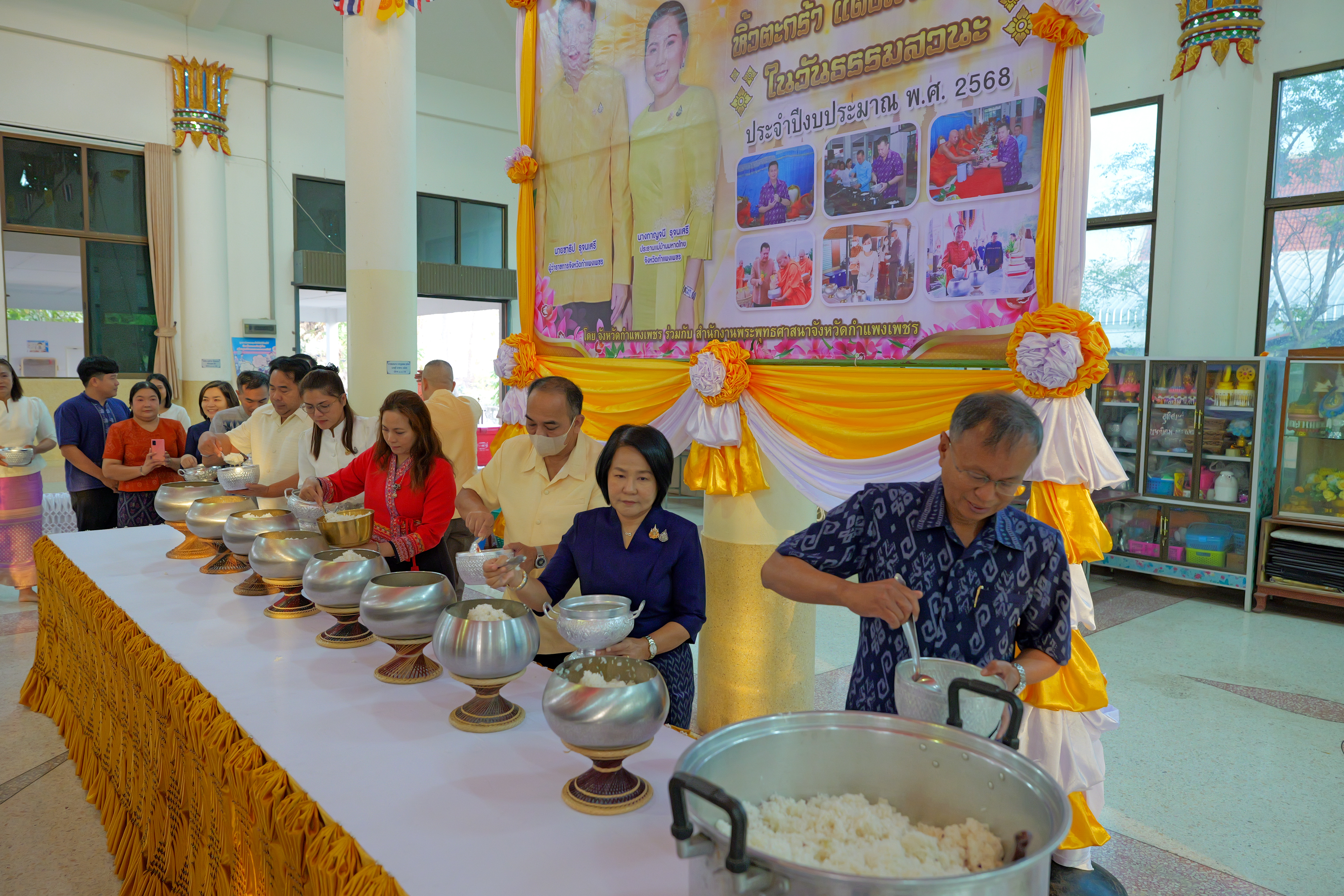 พช.กำแพงเพชร ร่วมกิจกรรมทำบุญตักบาตรพระสงฆ์ ตามโครงการ จังหวัดกำแพงเพชร หิ้วตะกร้า แต่งผ้าไทย ไปวัด ที่อำเภอไทรงาม
