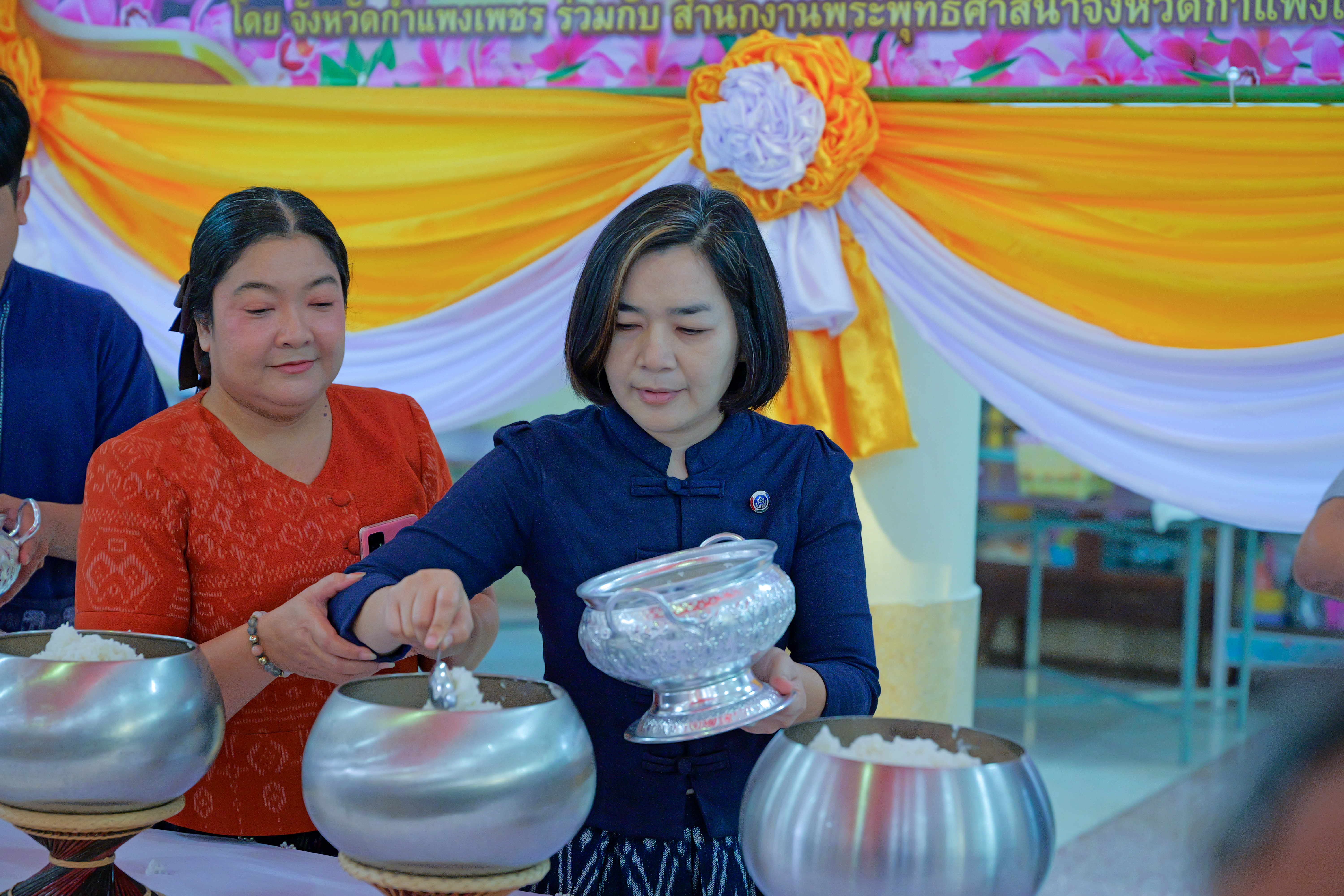 พช.กำแพงเพชร ร่วมกิจกรรมทำบุญตักบาตรพระสงฆ์ ตามโครงการ จังหวัดกำแพงเพชร หิ้วตะกร้า แต่งผ้าไทย ไปวัด ที่อำเภอไทรงาม