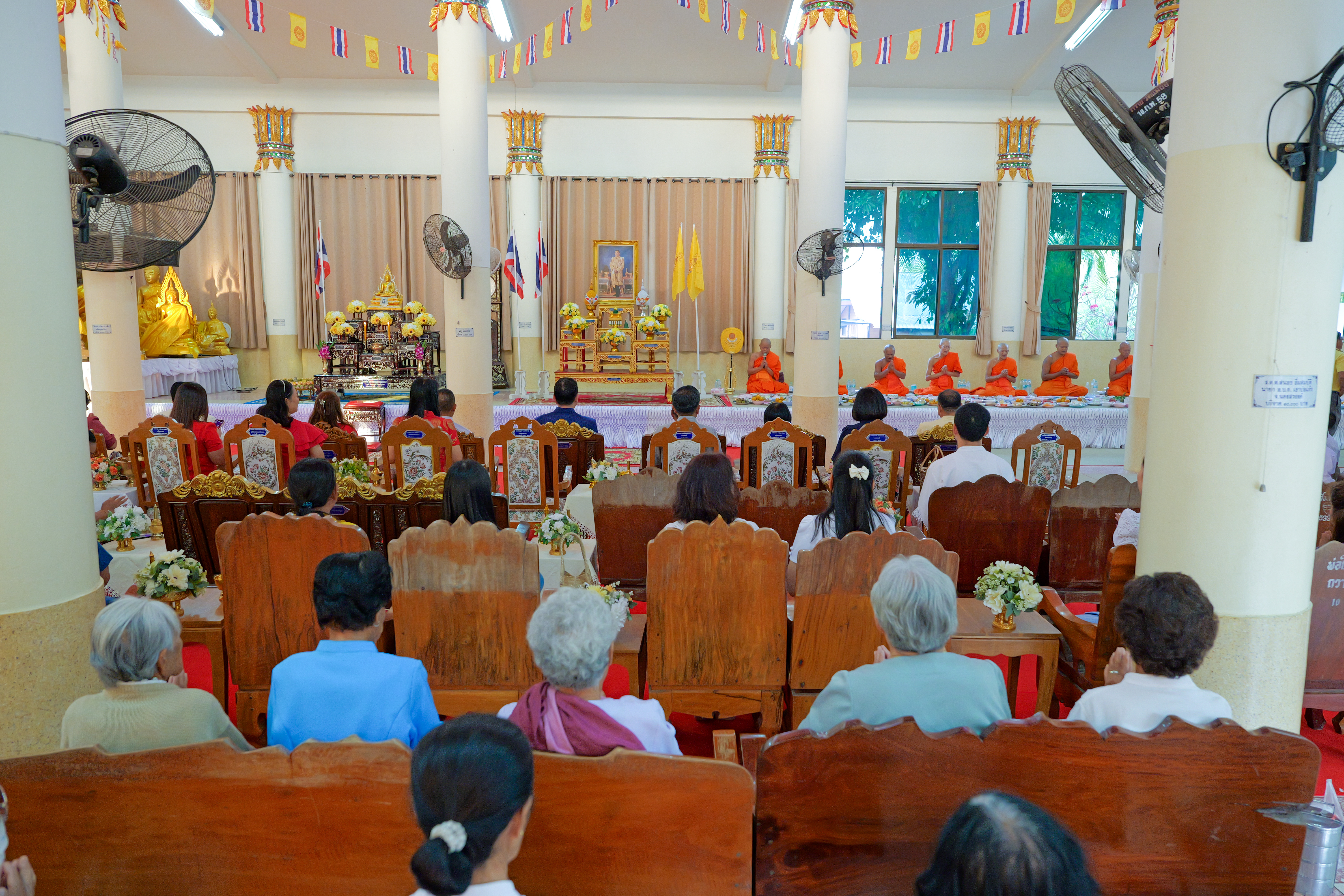 พช.กำแพงเพชร ร่วมกิจกรรมทำบุญตักบาตรพระสงฆ์ ตามโครงการ จังหวัดกำแพงเพชร หิ้วตะกร้า แต่งผ้าไทย ไปวัด ที่อำเภอไทรงาม