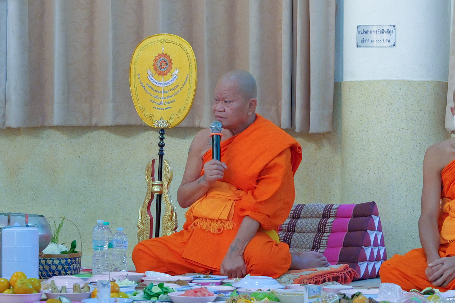 พช.กำแพงเพชร ร่วมกิจกรรมทำบุญตักบาตรพระสงฆ์ ตามโครงการ จังหวัดกำแพงเพชร หิ้วตะกร้า แต่งผ้าไทย ไปวัด ที่อำเภอไทรงาม