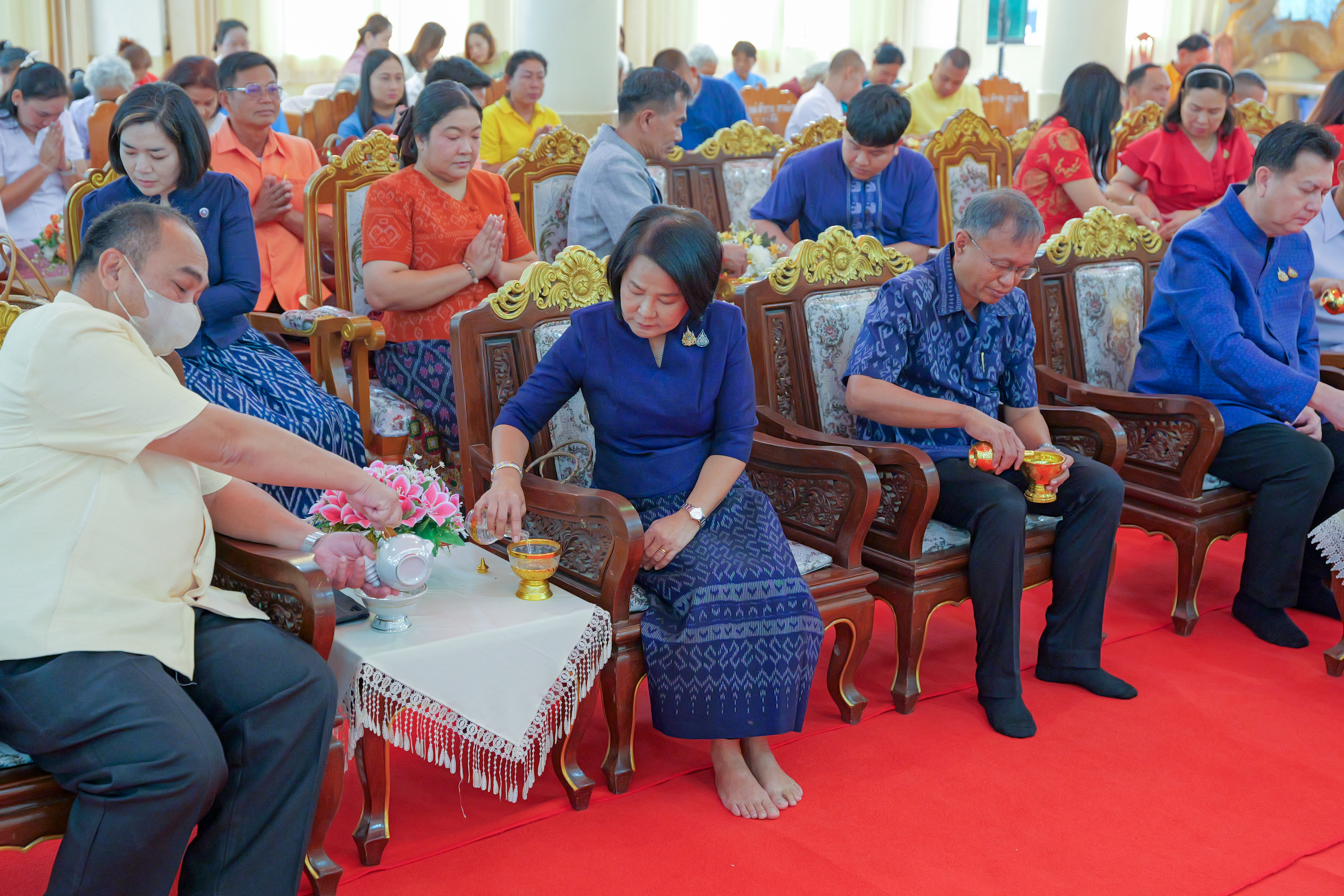 พช.กำแพงเพชร ร่วมกิจกรรมทำบุญตักบาตรพระสงฆ์ ตามโครงการ จังหวัดกำแพงเพชร หิ้วตะกร้า แต่งผ้าไทย ไปวัด ที่อำเภอไทรงาม