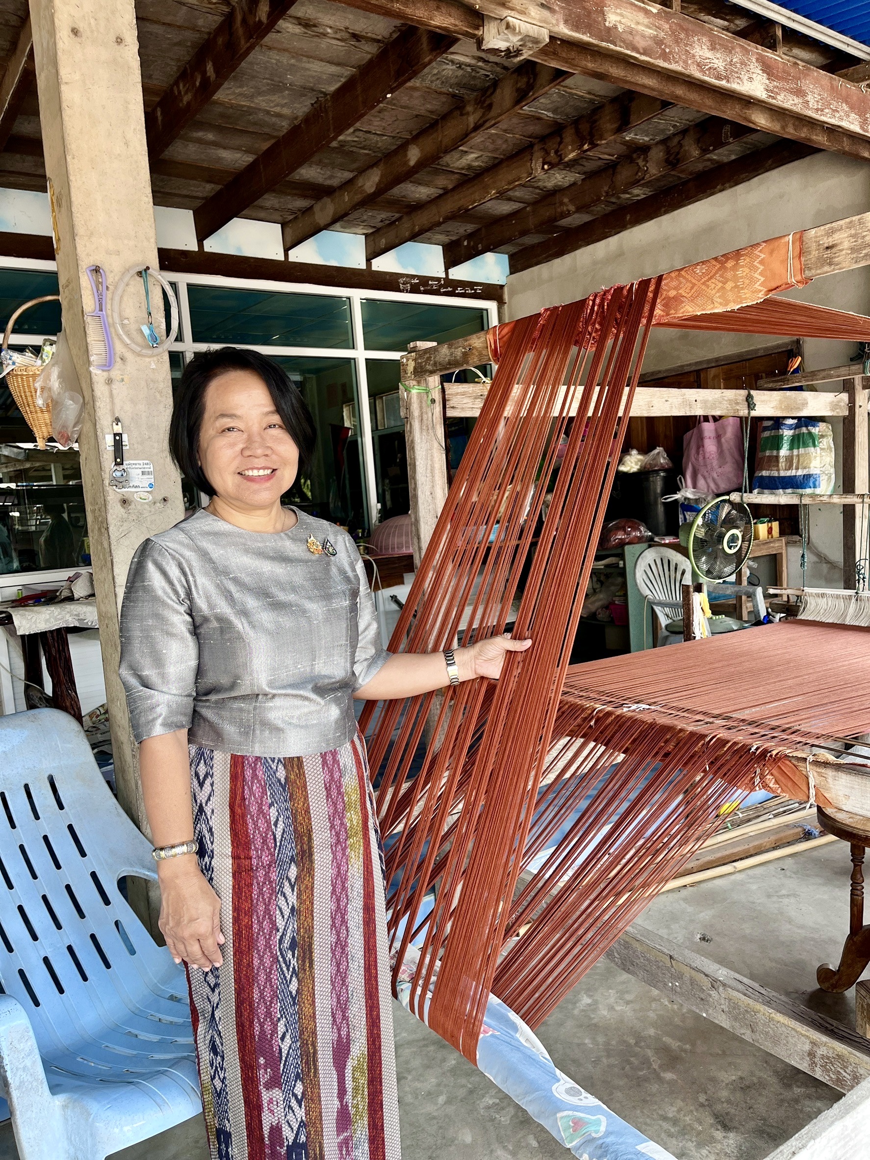พช.กำแพงเพชร ตรวจเยี่ยมและให้กำลังใจกลุ่มทอผ้ามัดหมี่ทอเทียนทอง กลุ่มทอผ้าลายพระราชทานและลายผ้าประจำจังหวัดกำแพงเพชร