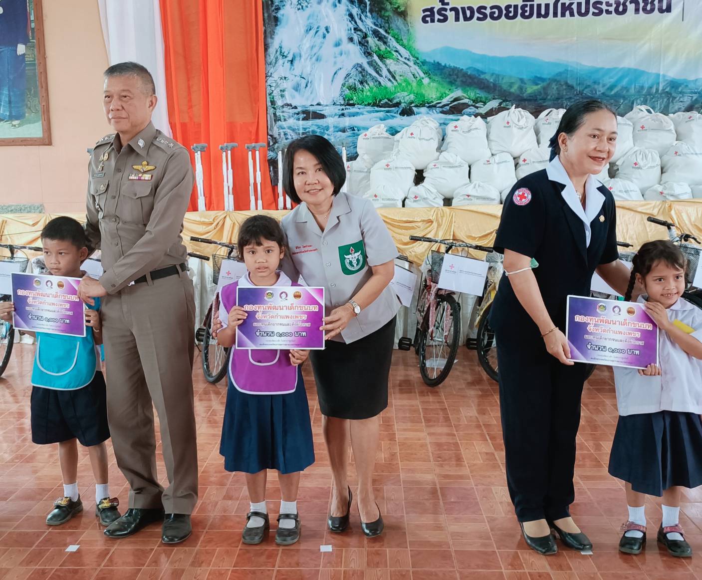 พช.กำแพงเพชร ร่วมการออกหน่วยบำบัดทุกข์ บำรุงสุขสร้างรอยยิ้มให้ประชาชน ในพื้นที่อำเภอบึงสามัคคี