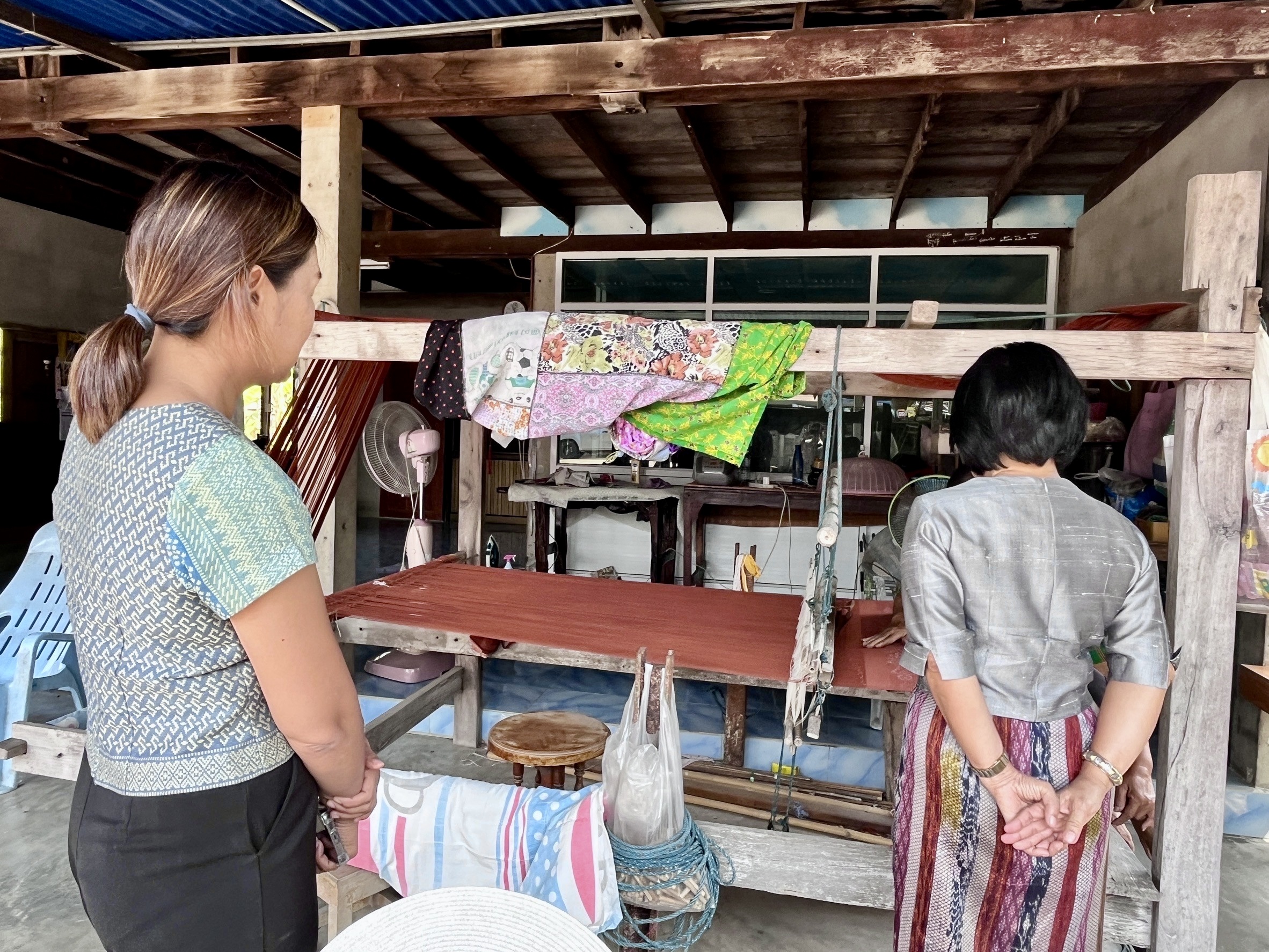 พช.กำแพงเพชร ตรวจเยี่ยมและให้กำลังใจกลุ่มทอผ้ามัดหมี่ทอเทียนทอง กลุ่มทอผ้าลายพระราชทานและลายผ้าประจำจังหวัดกำแพงเพชร
