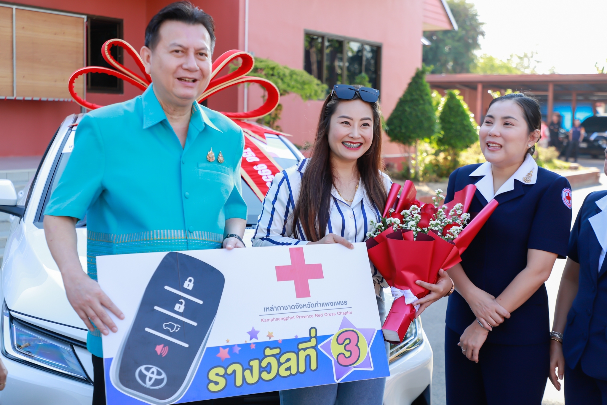 พช.กำแพงเพชร ร่วมพิธีมอบรางวัลสลากกาชาดประจำปี 2568 ให้กับผู้โชคดีที่ได้รับรางวัลใหญ่ ที่เข้าร่วมในกิจกรรม “สลากกาชาดการกุศล”กำแพงเพชร