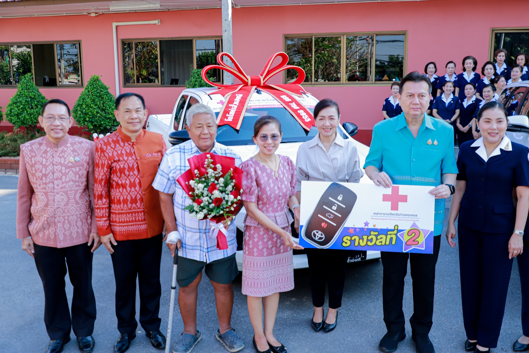 พช.กำแพงเพชร ร่วมพิธีมอบรางวัลสลากกาชาดประจำปี 2568 ให้กับผู้โชคดีที่ได้รับรางวัลใหญ่ ที่เข้าร่วมในกิจกรรม “สลากกาชาดการกุศล”กำแพงเพชร