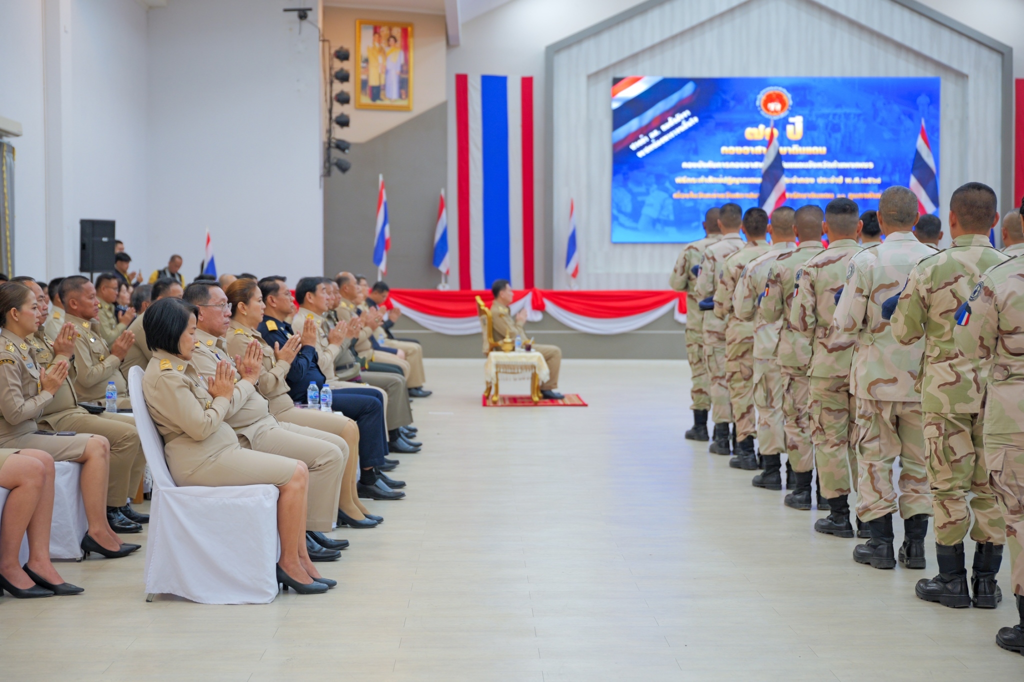พช.กำแพงเพชร ร่วมพิธีกระทำสัตย์ปฏิญาณตนต่อธงชัยประจำกองและสวนสนาม กองบังคับการกองอาสารักษาดินแดน จังหวัดกำแพงเพชร ประจำปี พ.ศ. 2568 เนื่องในวันกองอาสารักษาดินแดน