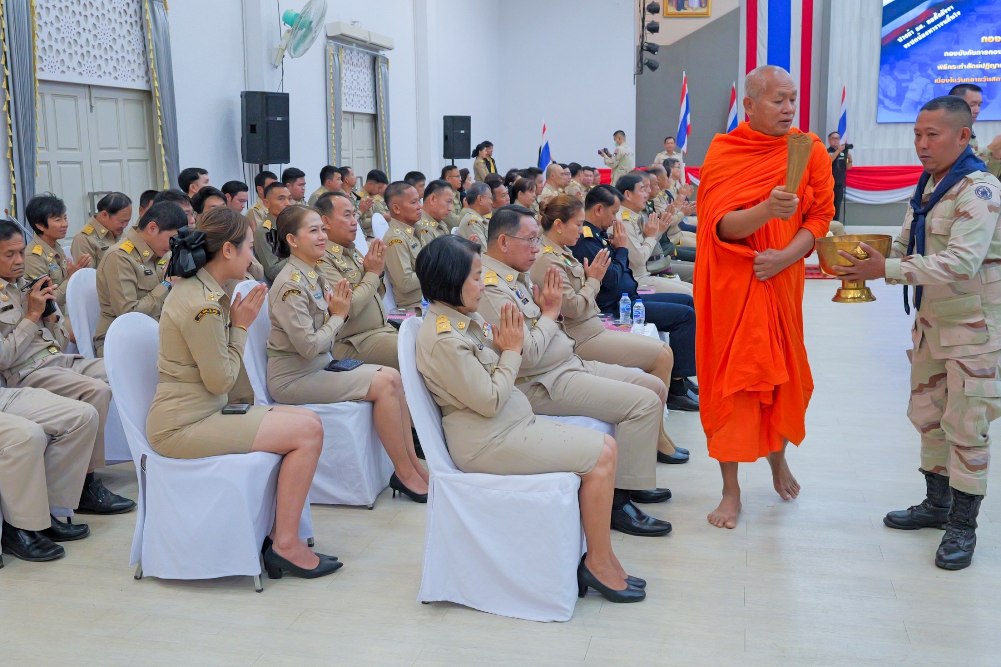 พช.กำแพงเพชร ร่วมพิธีกระทำสัตย์ปฏิญาณตนต่อธงชัยประจำกองและสวนสนาม กองบังคับการกองอาสารักษาดินแดน จังหวัดกำแพงเพชร ประจำปี พ.ศ. 2568 เนื่องในวันกองอาสารักษาดินแดน
