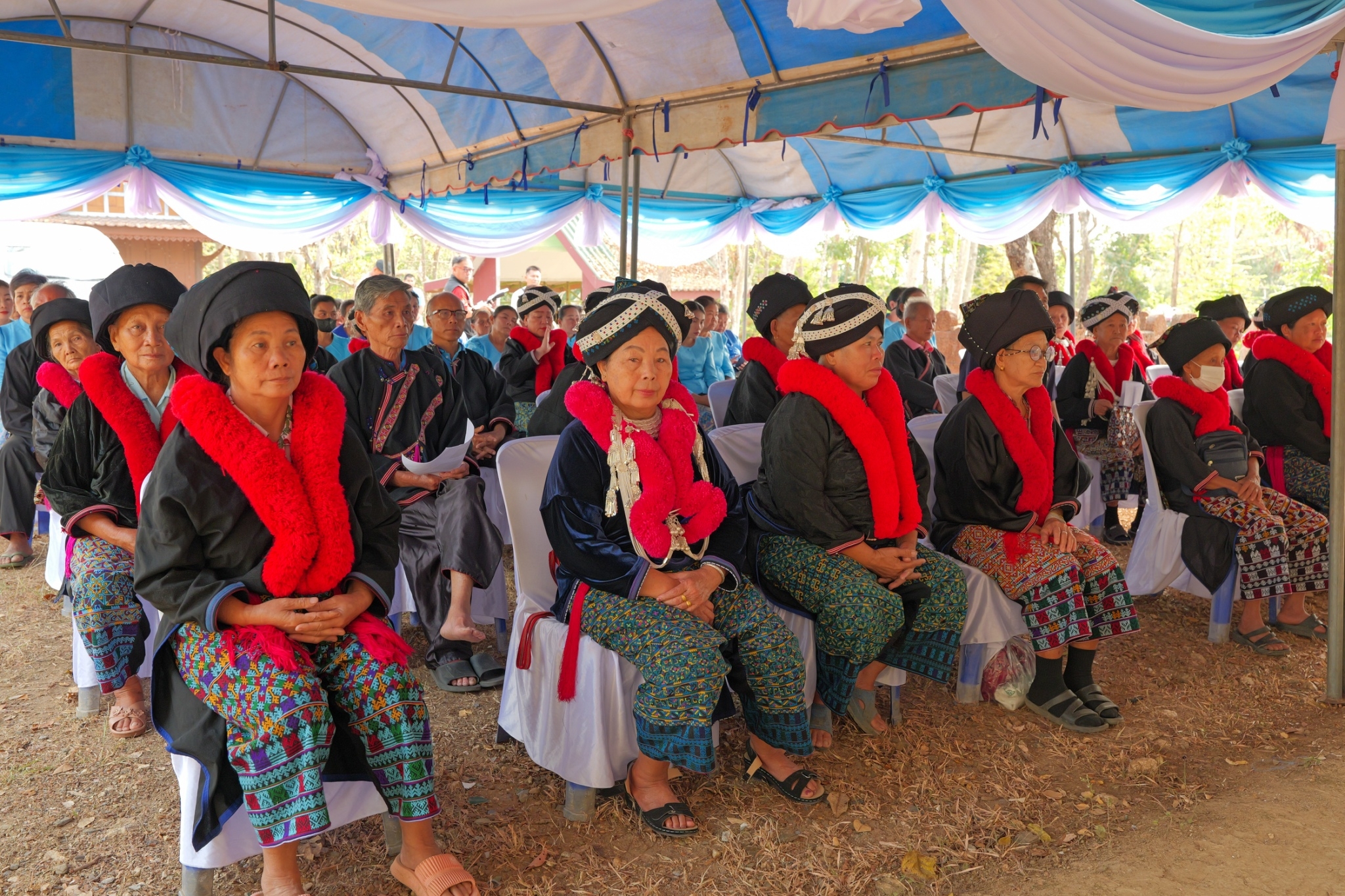 พช.กำแพงเพชร ร่วมเป็นเกียรติในพิธีมอบเงินค่าผลิตภัณฑ์ผ้าปักชาวไทยภูเขาของสมาชิกศิลปาชีพในพื้นที่โครงการบ้านเล็กในป่าใหญ่ (ป่ารักน้ำ) ประจำปี 2568