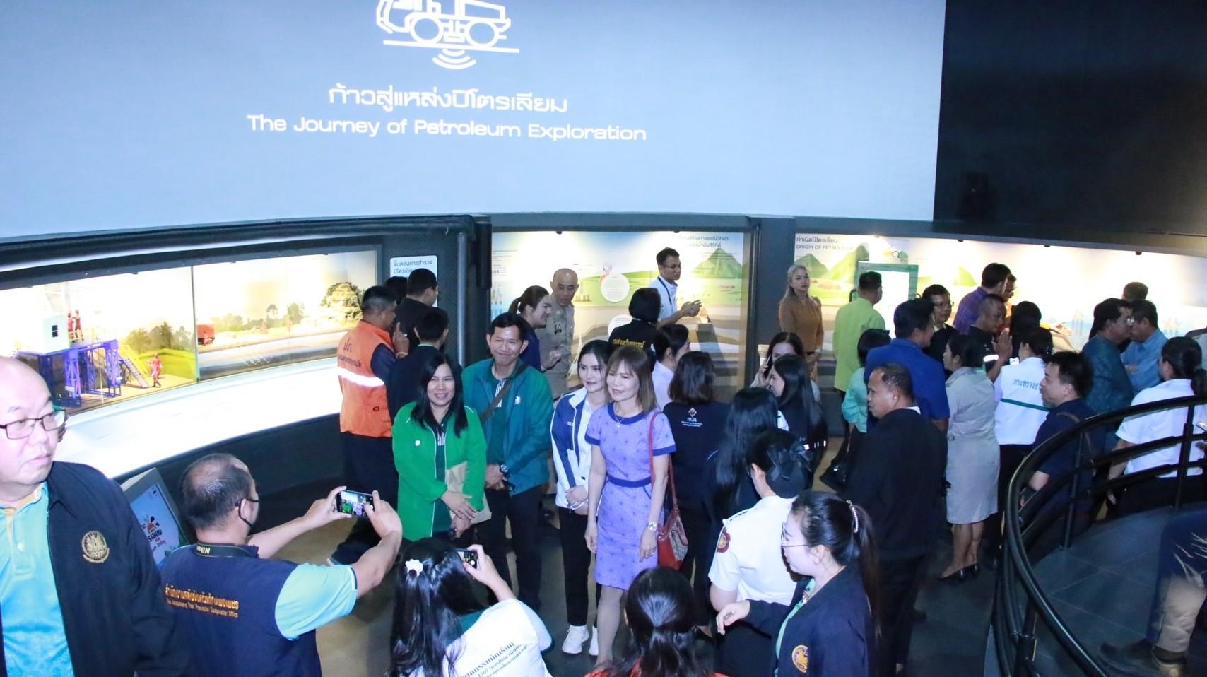 พช.กำแพงเพชร เข้าร่วมลงพื้นที่เยี่ยมชม บริษัท ปตท.สผ. สยาม จำกัด (โครงการเอส 1) อำเภอลานกระบือ