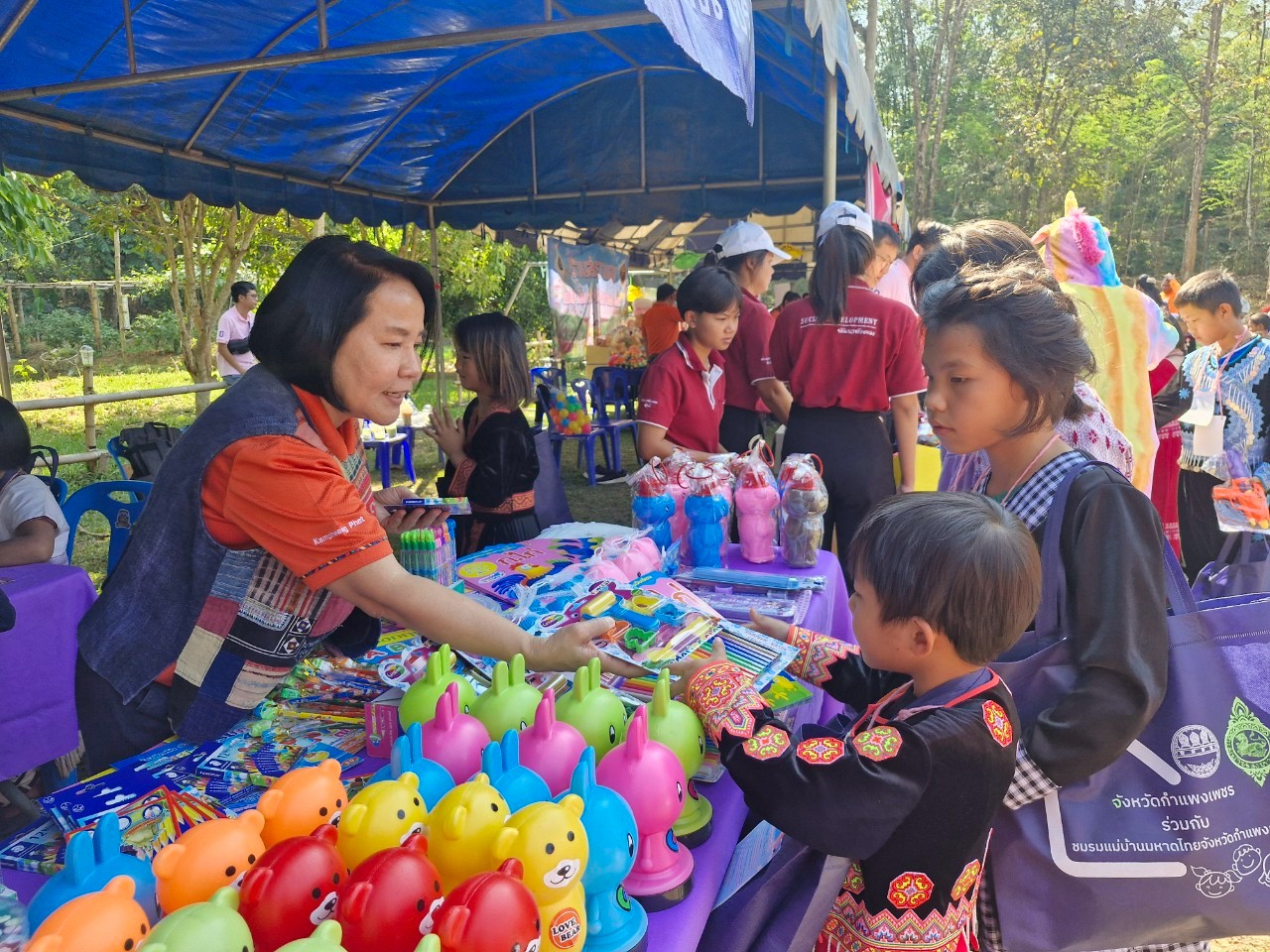 พช.กำแพงเพชร ร่วมกิจกรรม “จังหวัดกำแพงเพชร ส่งรอยยิ้มให้น้องโละโคะ”