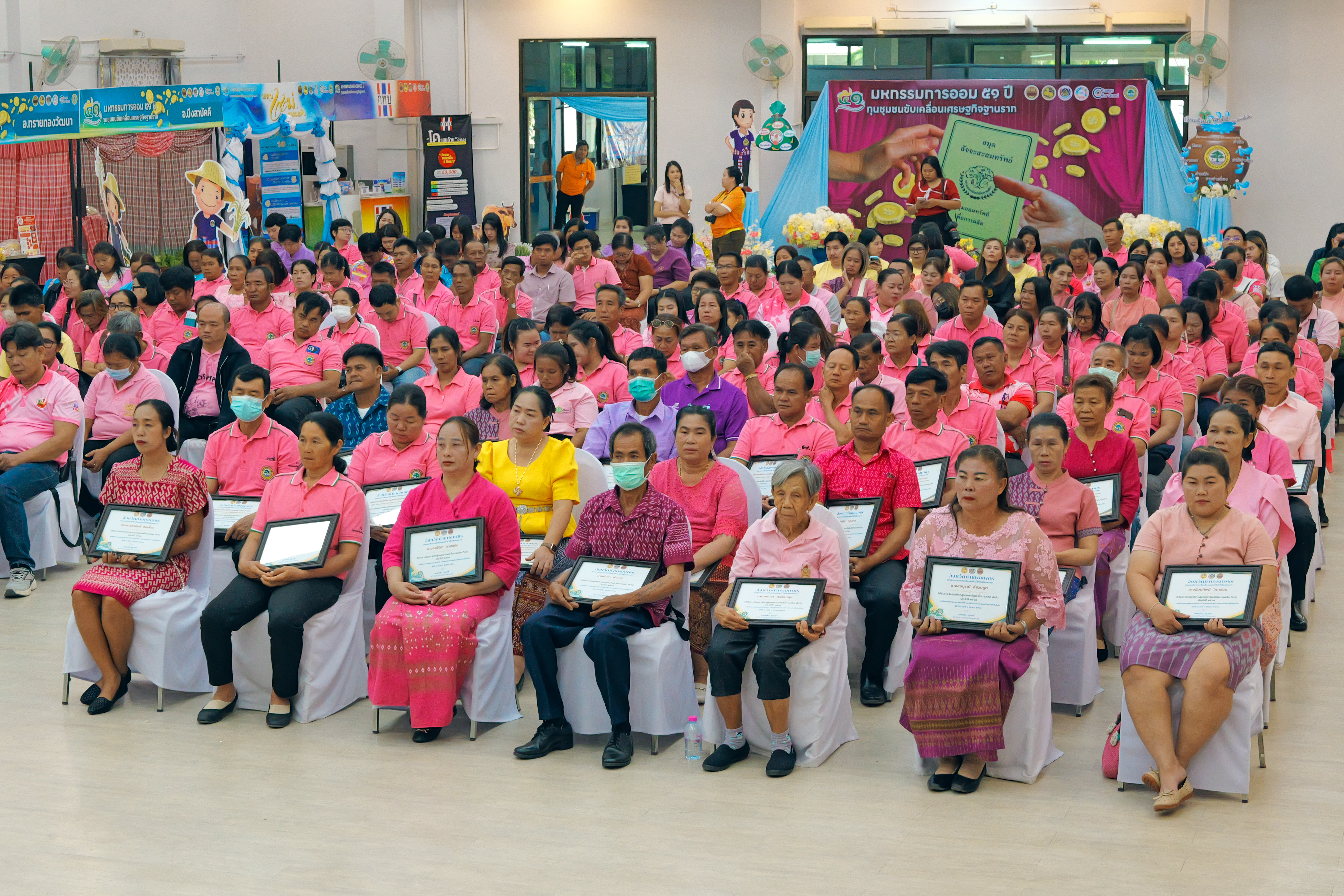 พช.กำแพงเพชร จัดมหกรรมการออม 51 ปี ทุนชุมชนขับเคลื่อนเศรษฐกิจฐานราก เนื่องในวันคล้ายวันก่อตั้งกลุ่มออมทรัพย์เพื่อการผลิต ครบรอบ 51 ปี