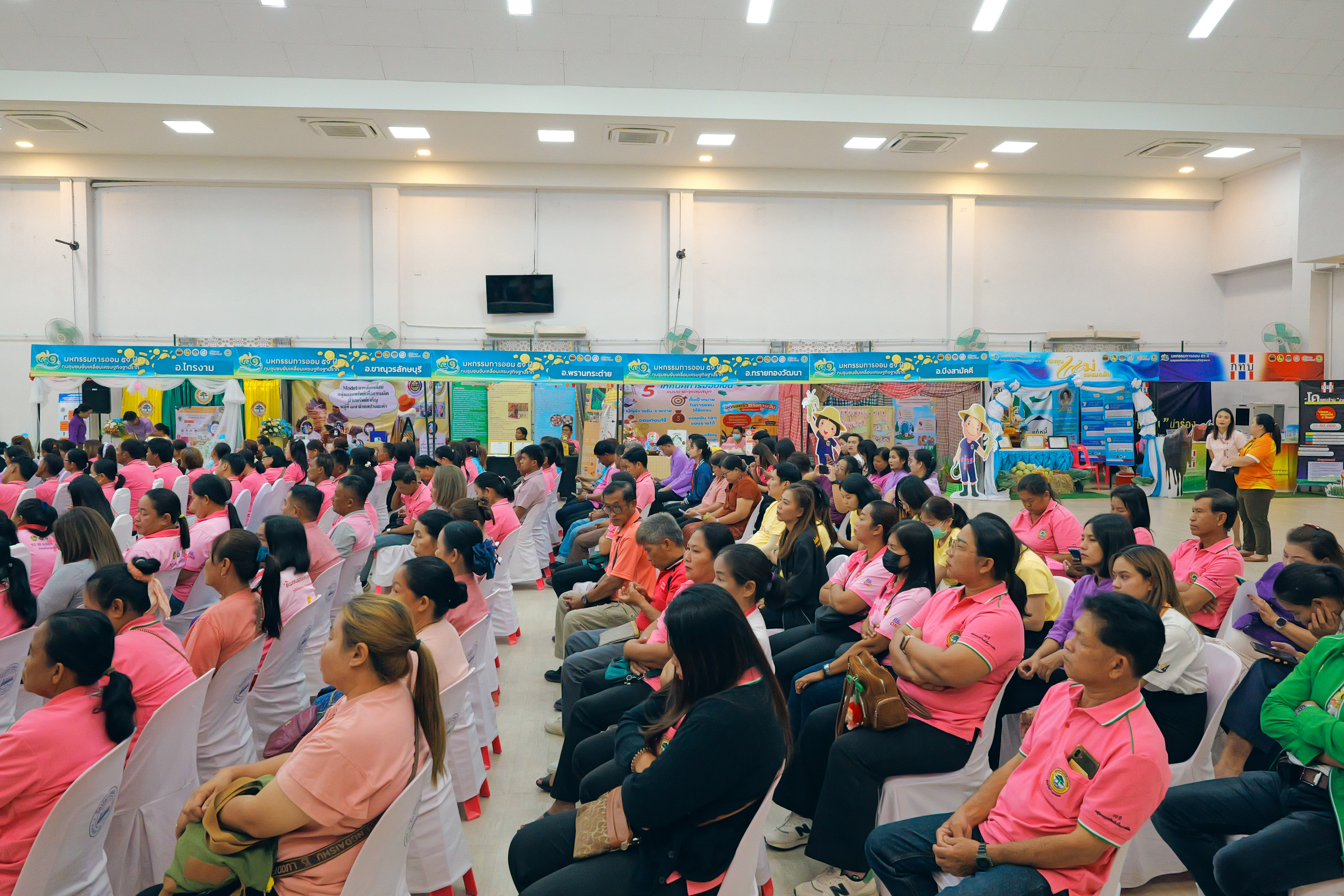 พช.กำแพงเพชร จัดมหกรรมการออม 51 ปี ทุนชุมชนขับเคลื่อนเศรษฐกิจฐานราก เนื่องในวันคล้ายวันก่อตั้งกลุ่มออมทรัพย์เพื่อการผลิต ครบรอบ 51 ปี