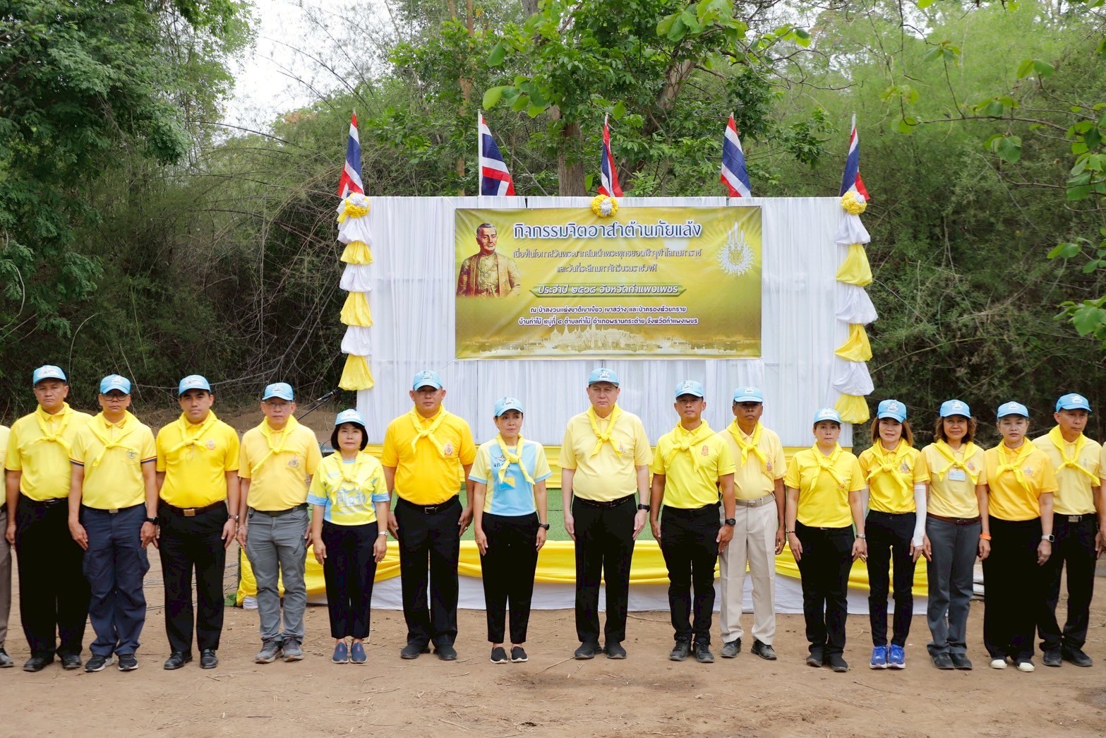 พช.กำแพงเพชร ร่วมกิจกรรมจิตอาสาต้านภัยแล้ง สร้างฝายชะลอน้ำแบบเรียงหิน รักษาพื้นที่ชุ่มน้ำ เนื่องในวันจักรี