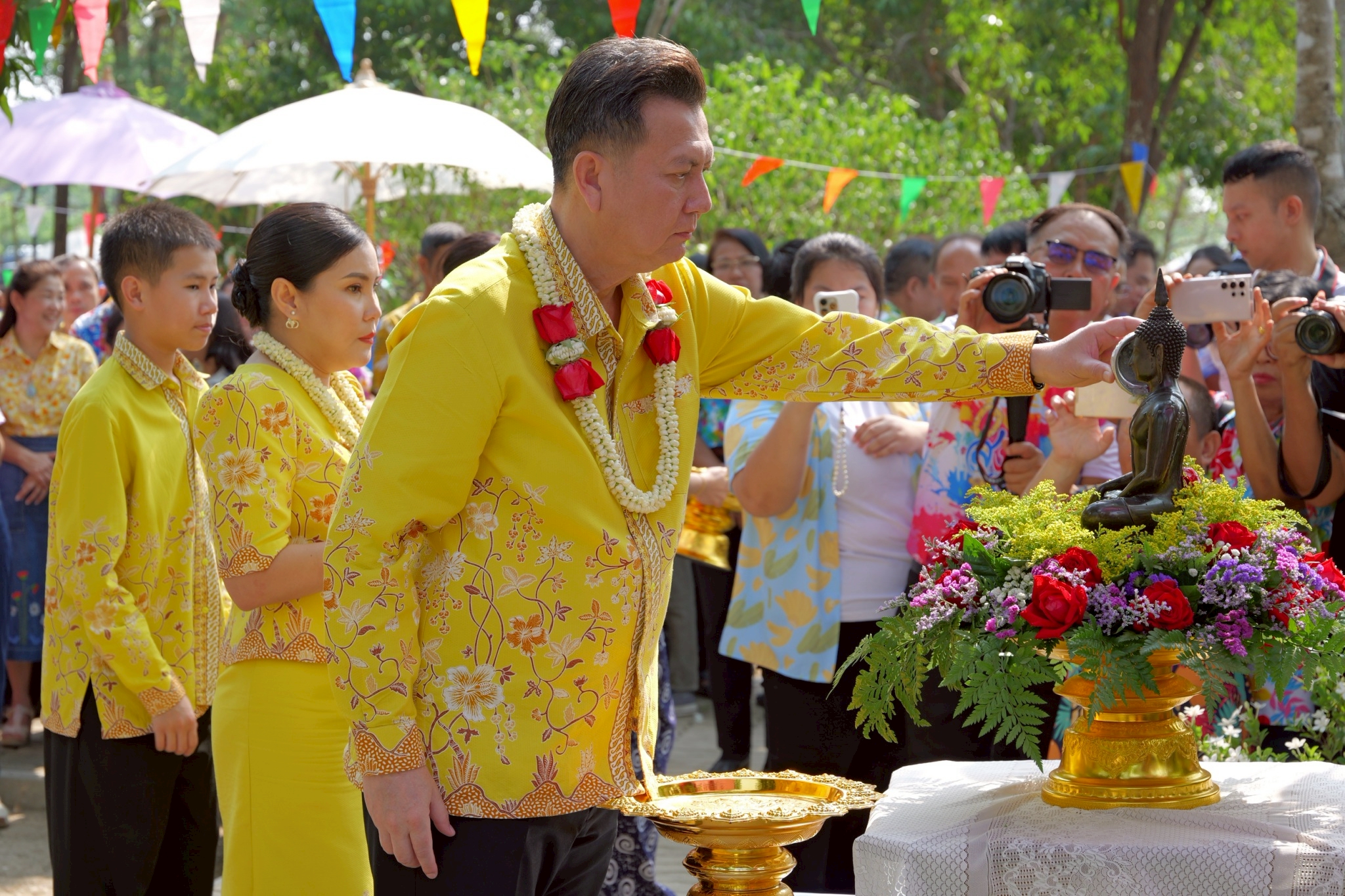 พช.กำแพงเพชร นำทีมเจ้าหน้าที่เข้าร่วมพิธีรดน้ำดำหัวผู้ว่าราชการจังหวัด นายกเหล่ากาชาดจังหวัด และรองผู้ว่าราชการจังหวัด เนื่องในเทศกาลสงกรานต์ “สงกรานต์บ้านฉัน สีสันแบบไทย” ประจำปี 2568