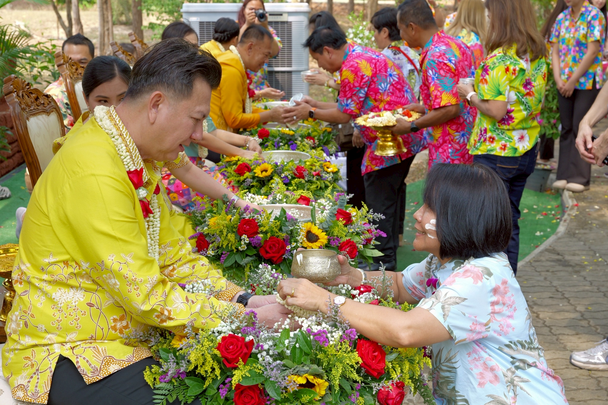 พช.กำแพงเพชร นำทีมเจ้าหน้าที่เข้าร่วมพิธีรดน้ำดำหัวผู้ว่าราชการจังหวัด นายกเหล่ากาชาดจังหวัด และรองผู้ว่าราชการจังหวัด เนื่องในเทศกาลสงกรานต์ “สงกรานต์บ้านฉัน สีสันแบบไทย” ประจำปี 2568