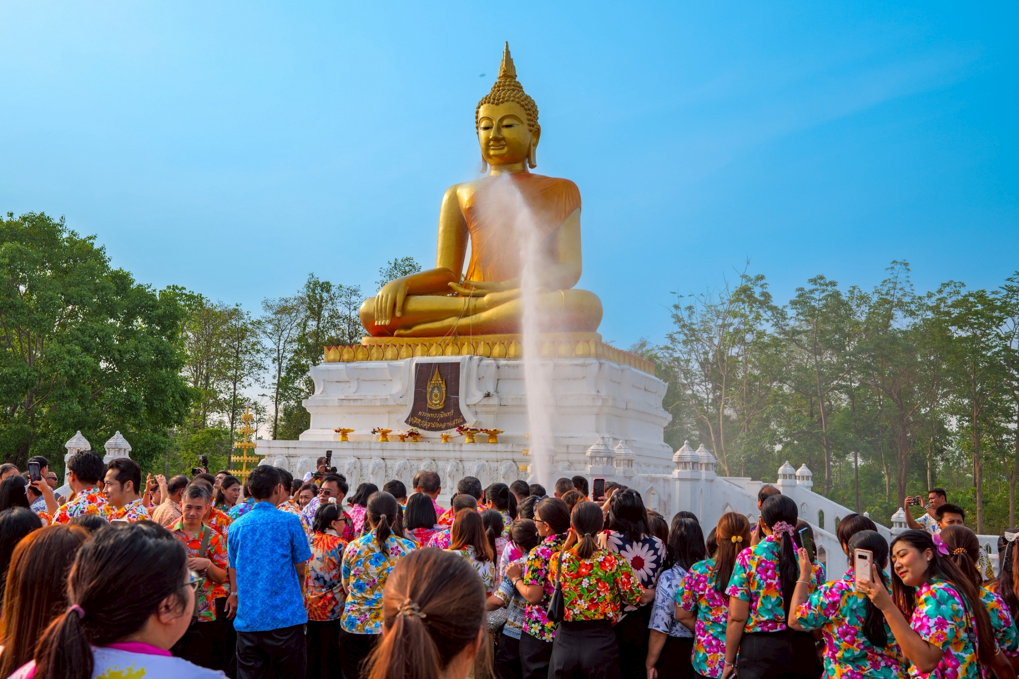พช.กำแพงเพชร ร่วมพิธีสรงน้ำพระใหญ่ เนื่องในโอกาส วันสงกราต์ ปีใหม่ไทย 2568 ภายใต้ชื่อ “สงกรานต์บ้านฉัน สีสันแบบไทย” ประจำปี 2568