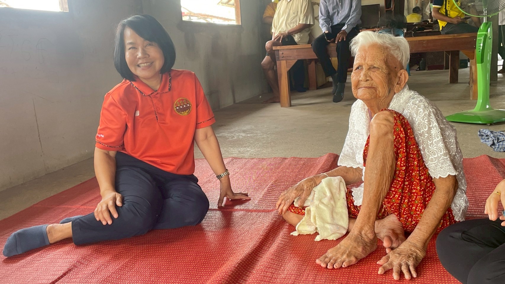 พช.กำแพงเพชร ร่วมลงพื้นที่เยี่ยมผู้สูงอายุ 100 ปีขึ้นไป สร้างขวัญกำลังใจรับสงกรานต์
